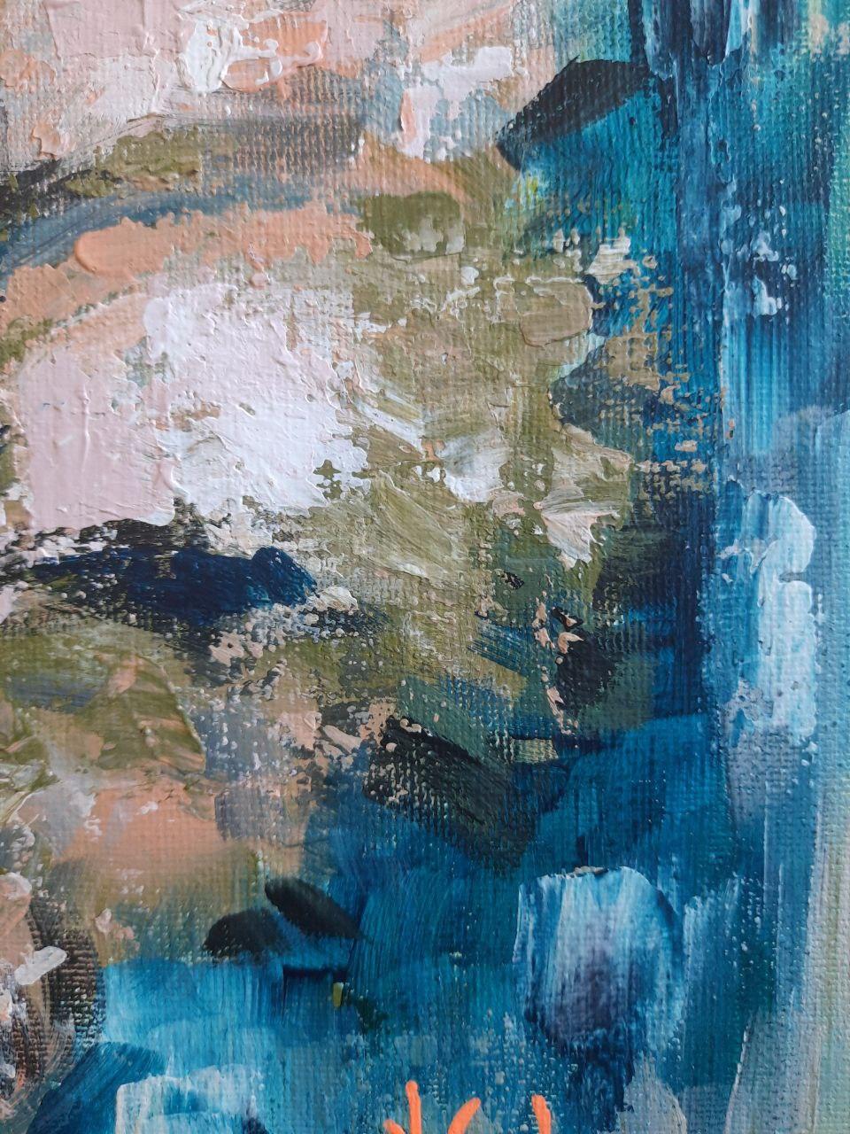 Das Gemälde Lush Charm, 30×30 cm, Acryl auf Leinwand, 2024, ist in satten Farben gehalten und stellt dieses niedliche, flauschige Haustier dar.
