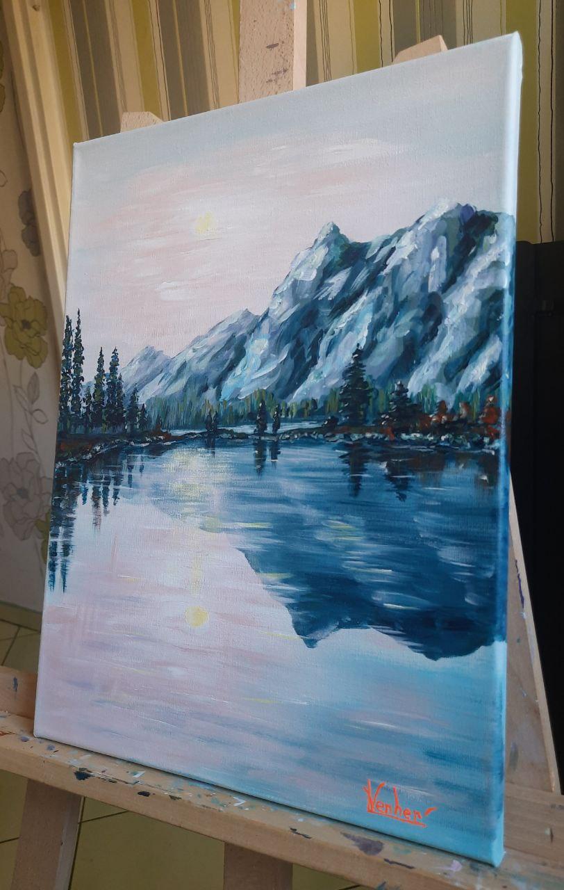 Gemälde Berge und Sonne im Nebel 40x30 cm, Acryl auf Leinwand, 2024. 
Die neblige Sonne und die Berge spiegeln sich im ruhigen Wasser eines Bergsees. 
Es werden ruhige, unaufdringliche Töne verwendet, die diesen ungewöhnlichen Blick auf die
