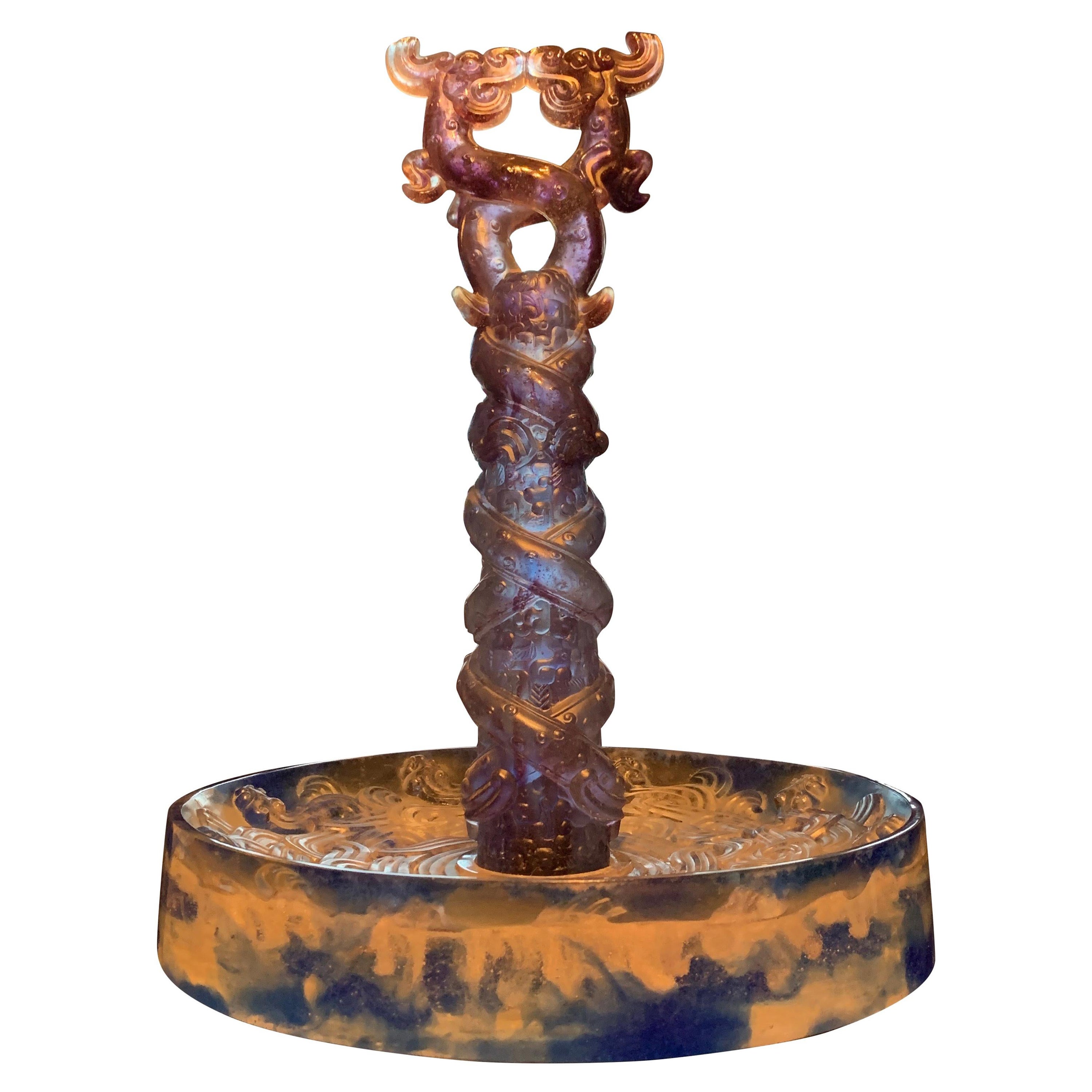 Sculpture en verre chinoise d'art de Liuli tenant un ciel bleu et violet en vente