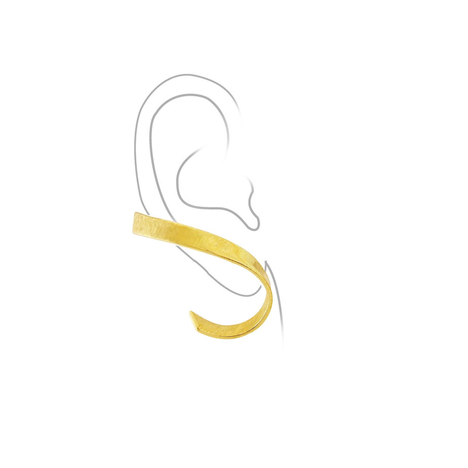 This simple organic design makes a classic shape that curls around the ear.
 
Following the natural shape of the ear from pierced ear lobe, it is intriguingly held in place at the top with a clip developed for maximum comfort.
 
The silken effect is