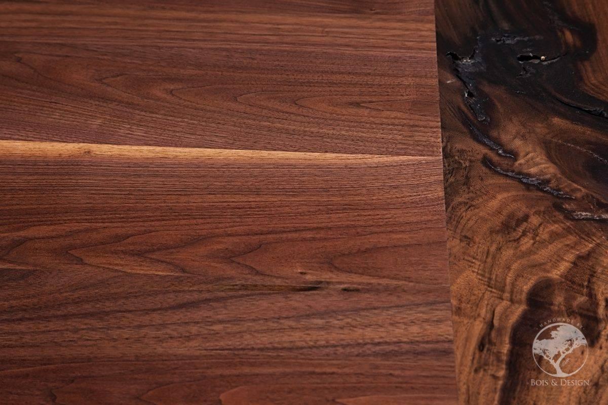 Schwarzer Esstisch aus schwarzem Nussbaumholz mit lebendiger Kante „La Transversé“ auf Stahl (Holzarbeit) im Angebot