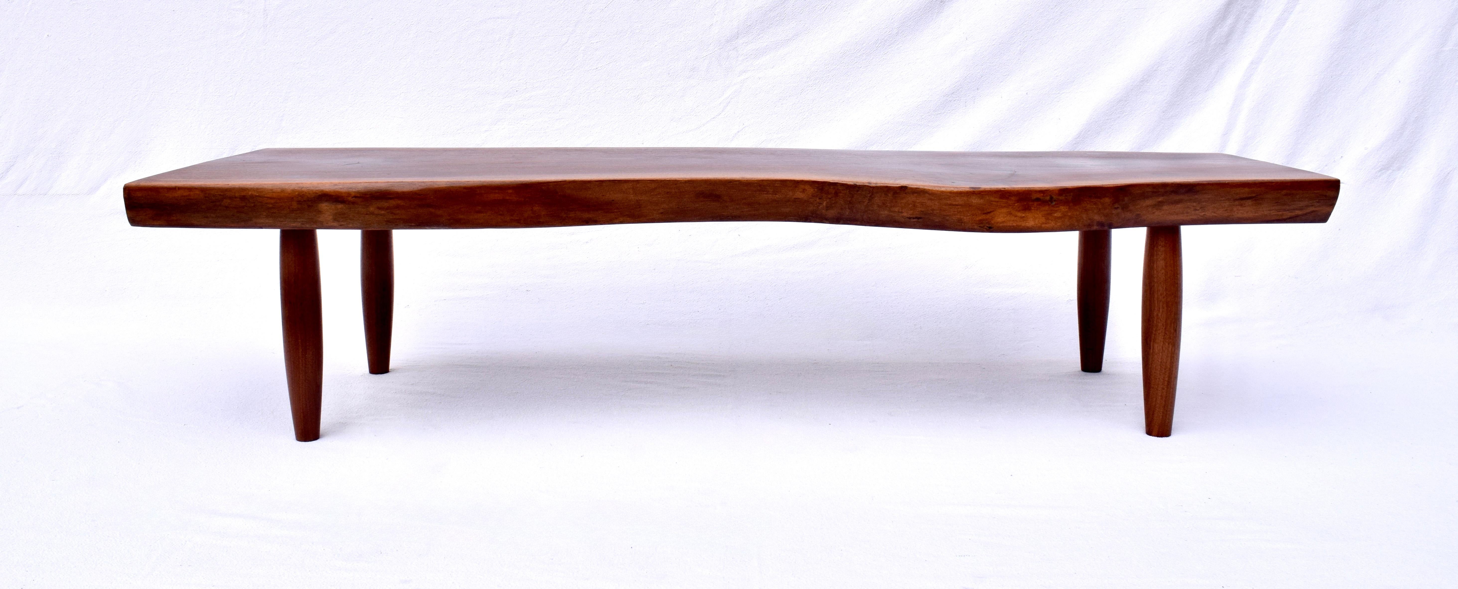 Table de studio des années 1950 en noyer noir massif avec des joints de jambe à tenon et mortaise sous une dalle phénoménale avec des grains de bois multi-tons saisissants. Excellent état avec une patine chaude.