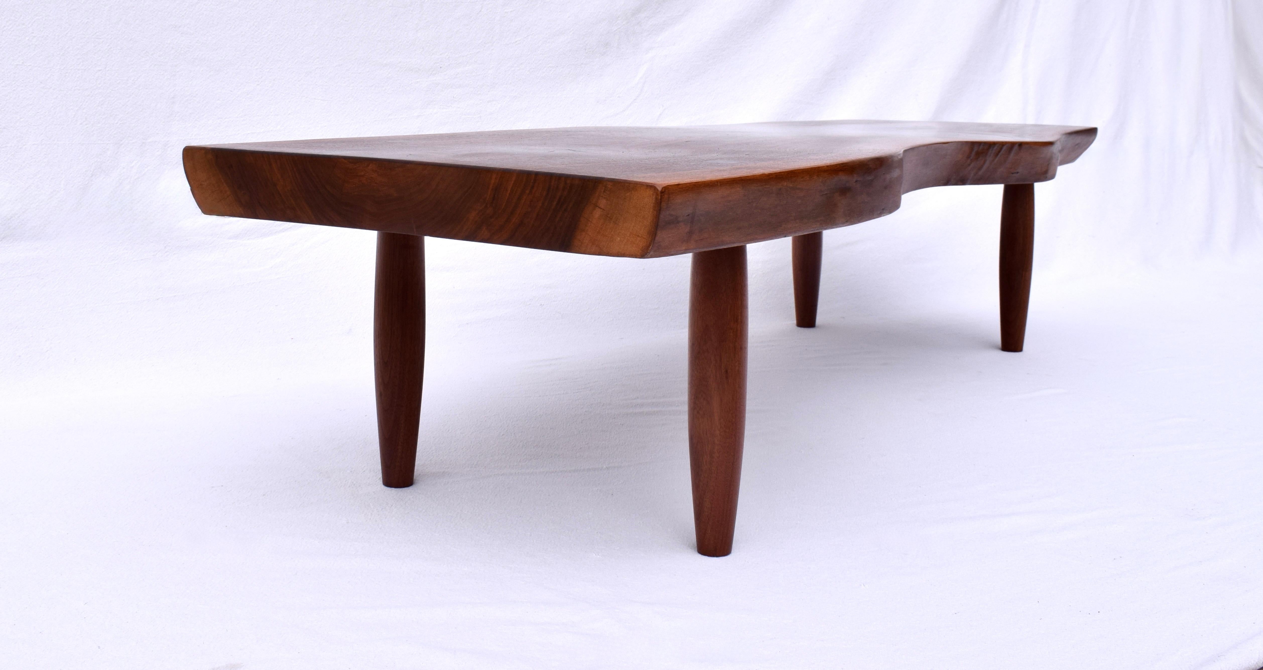 Américain Table Studios en noyer noir d'après Phillip Lloyd Powell en vente
