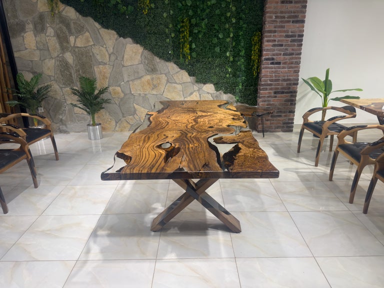 Tavolo da pranzo grande in legno di castagno con bordo vivo in