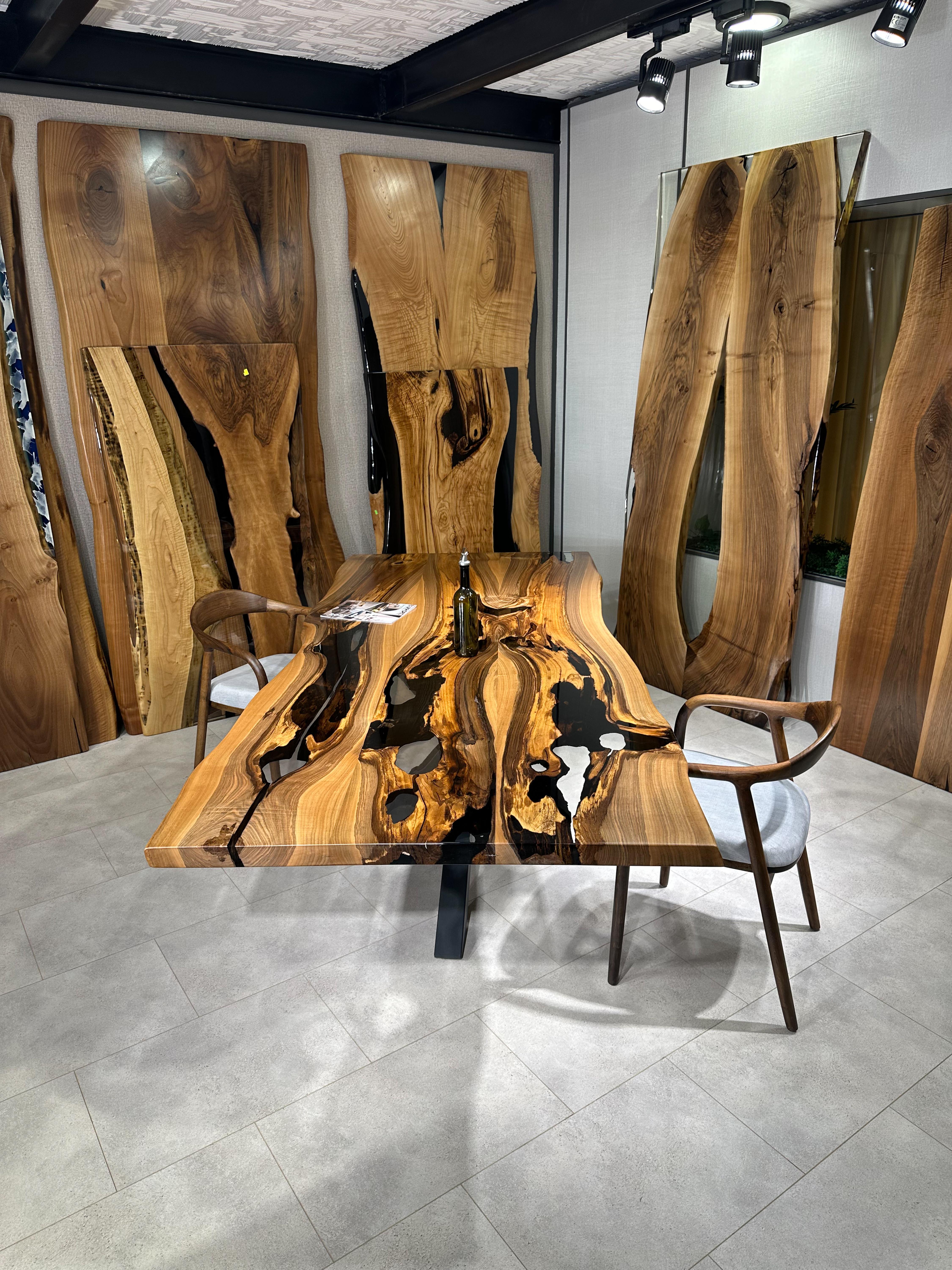 Table de salle à manger en noyer à bord vif en résine époxy transparente 

Cette table est fabriquée en bois de noyer vieux de 500 ans. Les veines et la texture du bois décrivent l'aspect d'un bois de noyer naturel.
Elle peut être utilisée comme