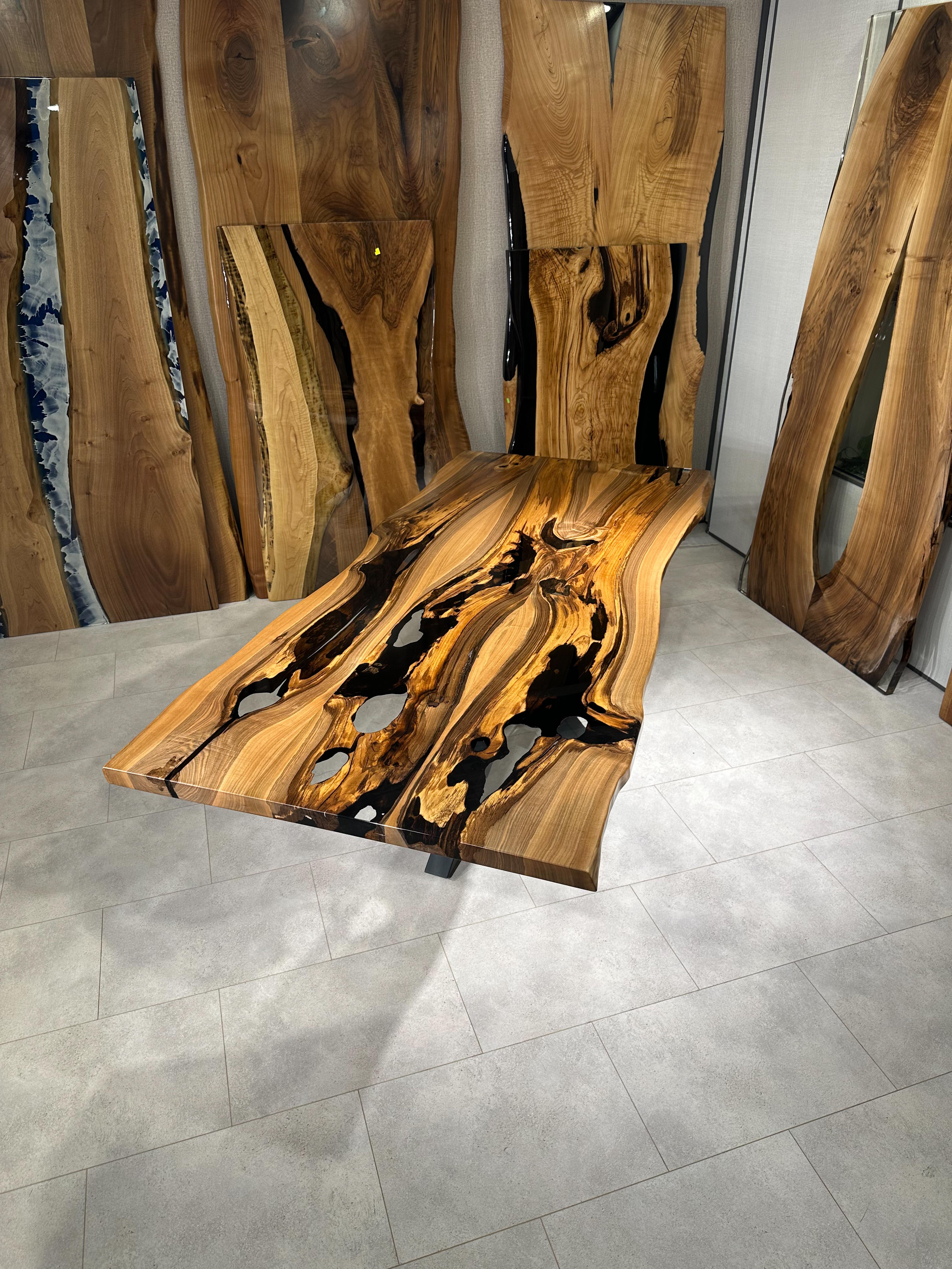 Live Edge Clear Epoxy Resin Walnut Wood Dining & Conference Table In Distressed Condition For Sale In İnegöl, TR