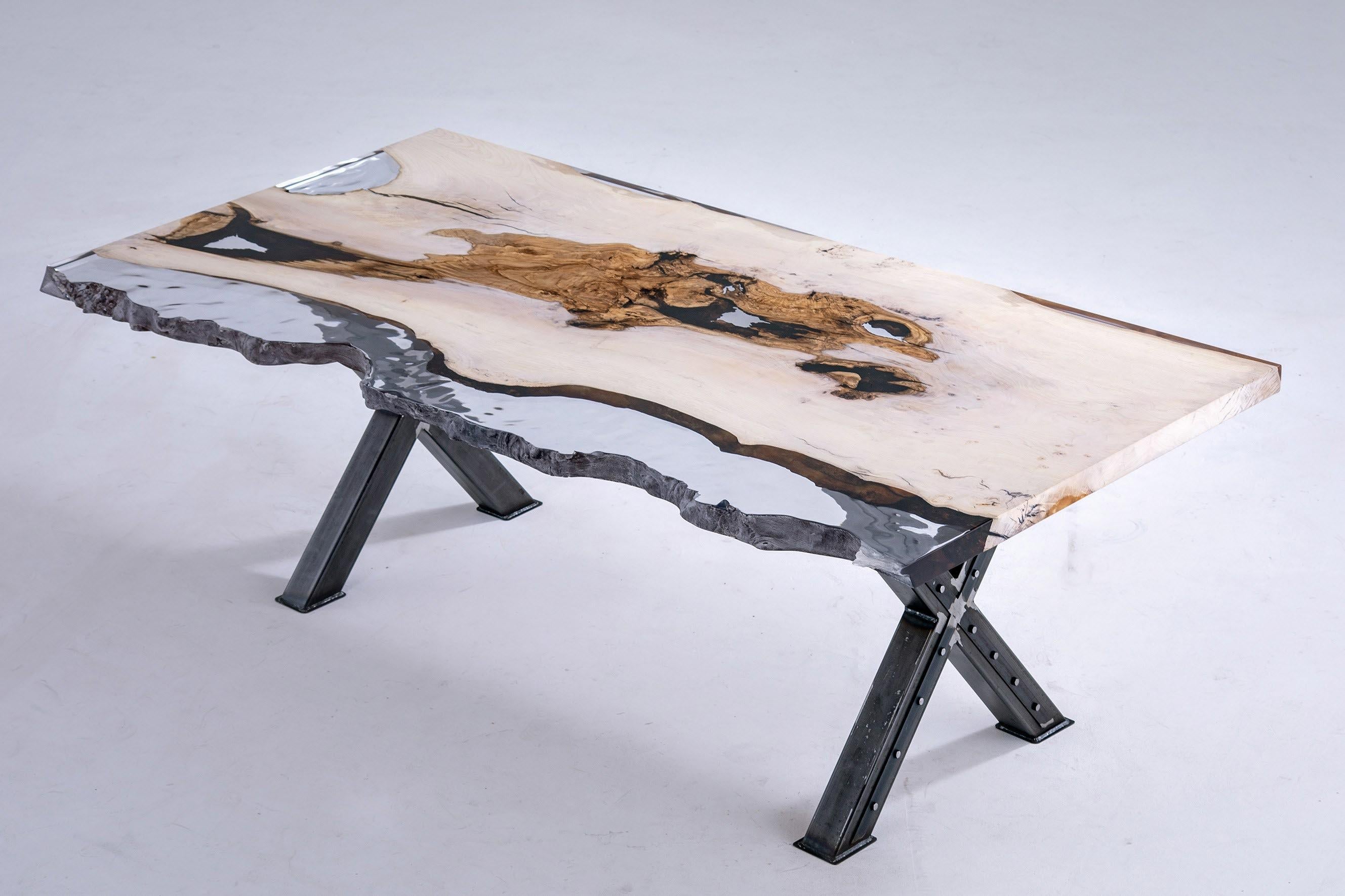 Live Edge Custom Klarer Epoxidharz-Esstisch 

Dieser Tisch ist aus Eschenholz gefertigt. Die Maserung und Textur des Holzes beschreiben, wie ein natürliches Eschenholz aussieht.
Er kann als Esstisch oder als Konferenztisch verwendet werden. Für den