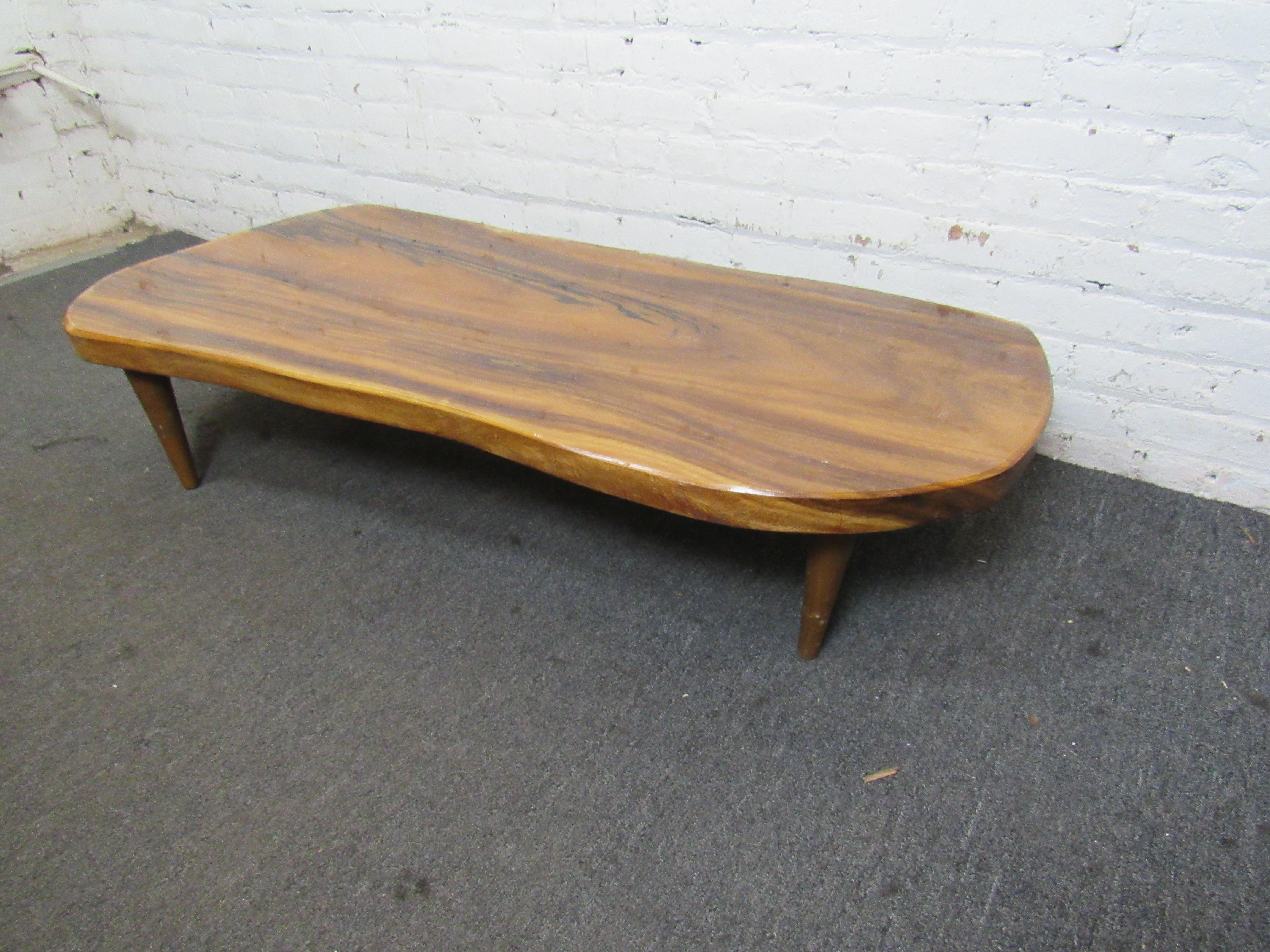 Live Edge Coffee Table In Good Condition For Sale In Brooklyn, NY