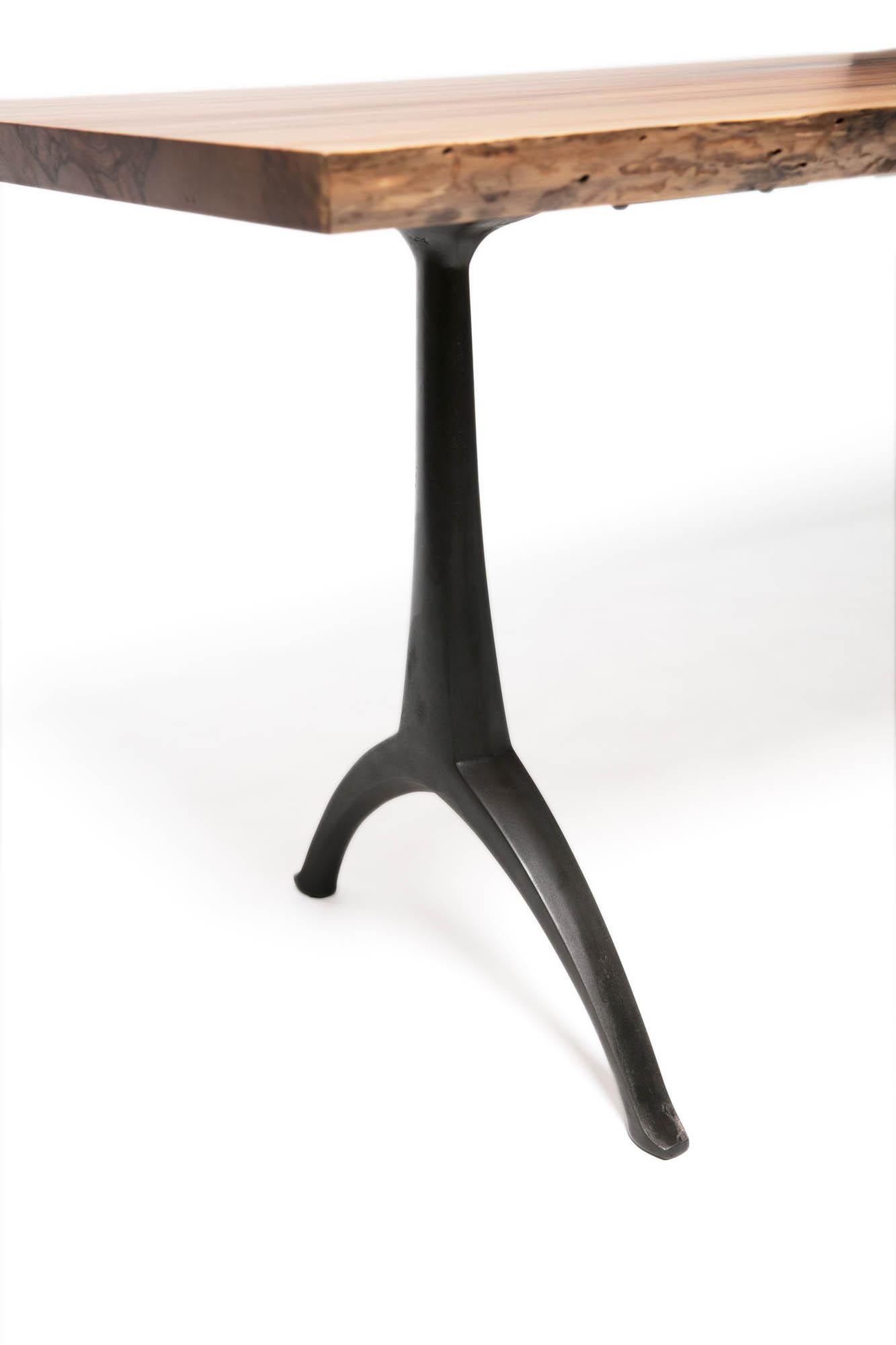 Esstisch mit naturfarbener Kante aus Holz auf schwarzem Patina-Sockel mit Wishbone-Muster (amerikanisch) im Angebot