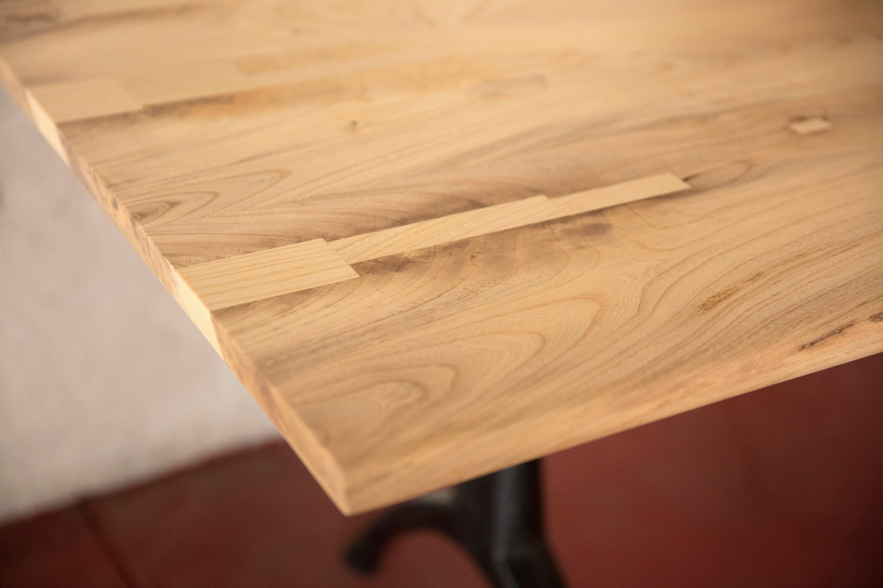 XXIe siècle et contemporain Table de salle à manger Live Edge en bois clair sur base en forme de chevrons moulés à patine noire en vente