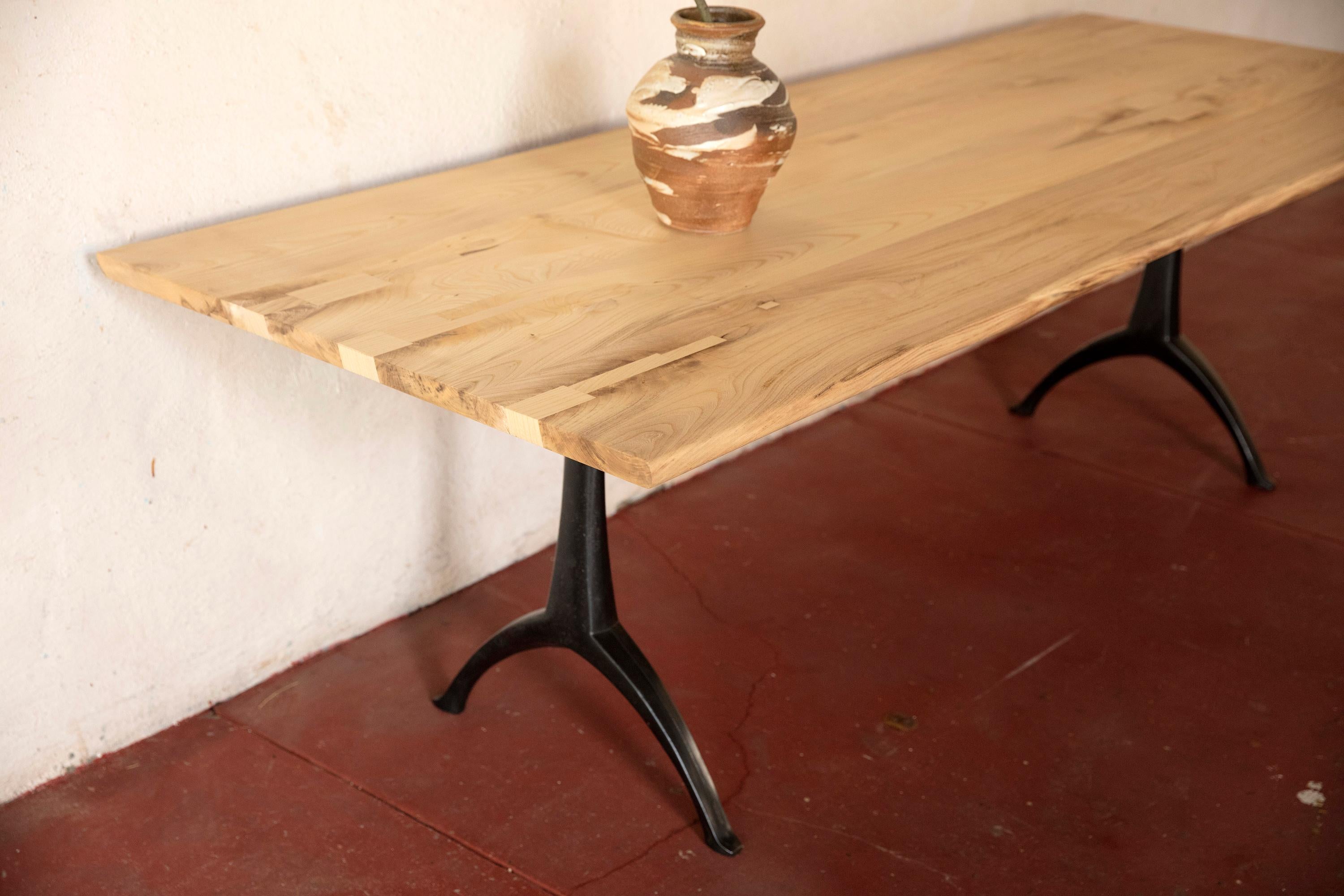 Esstisch mit naturfarbener Kante aus Holz auf schwarzem Patina-Sockel mit Wishbone-Muster (Stahl) im Angebot