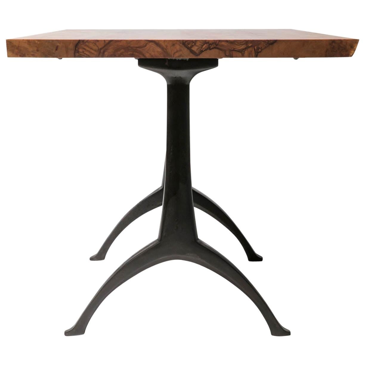 Table de salle à manger Live Edge en bois clair sur base en forme de chevrons moulés à patine noire en vente