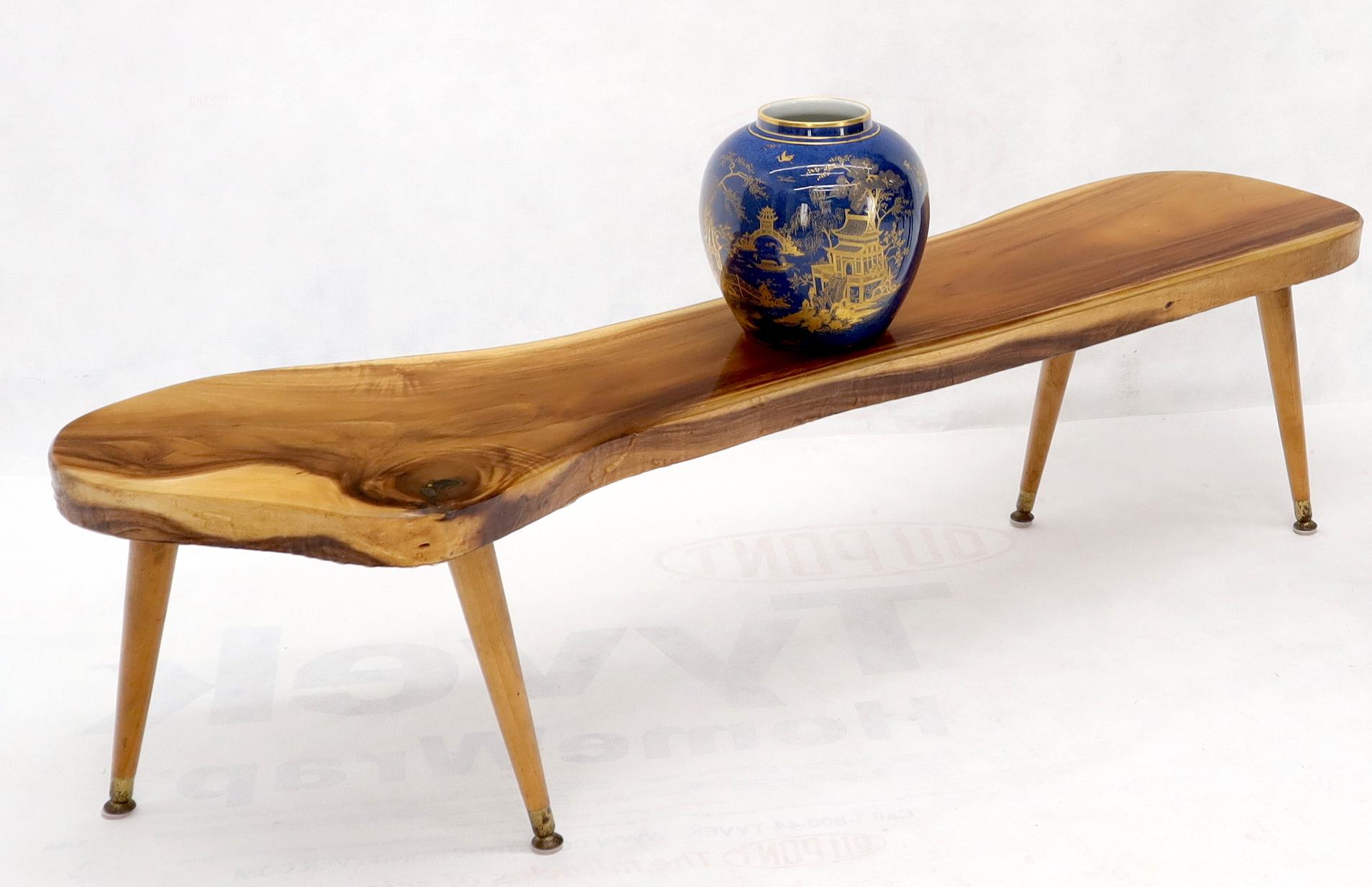 Table basse de forme organique en fil de bois, de style moderne du milieu du siècle. Forme allongée et arrondie. Le bois semble être du noyer.