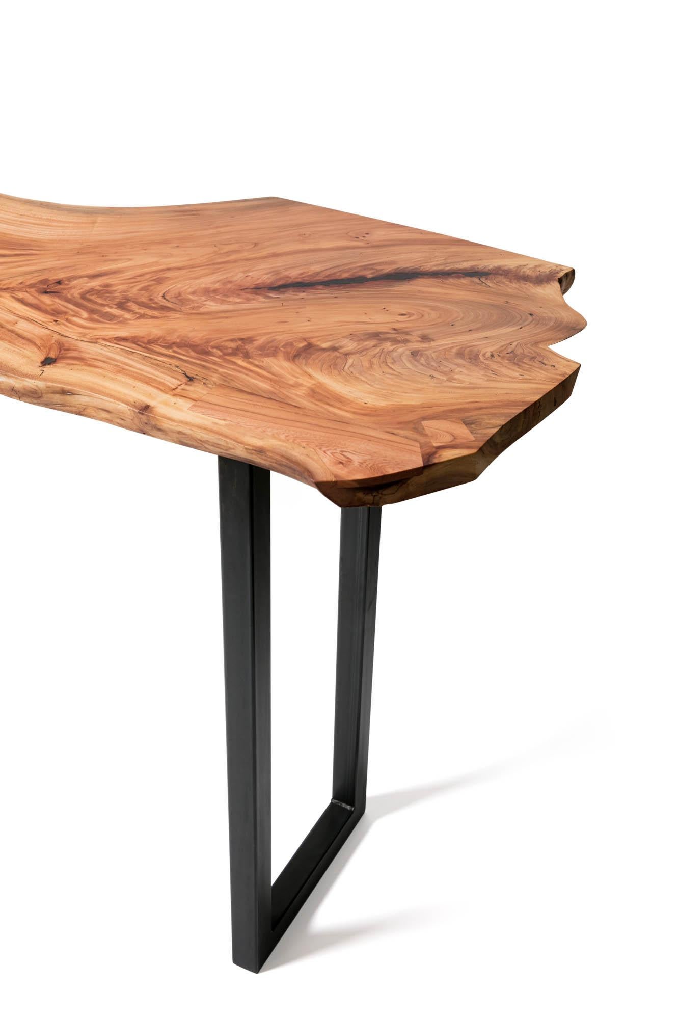 Live Edge Barhöhe Tisch aus pfirsichfarbenem Holz und geschwärztem Stahl von Alabama Sawyer (American Arts and Crafts) im Angebot