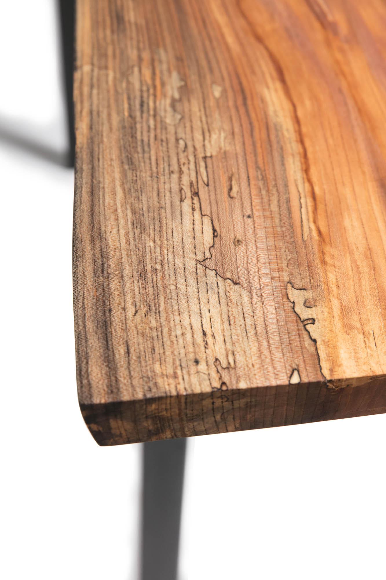 Live Edge Barhöhe Tisch aus pfirsichfarbenem Holz und geschwärztem Stahl von Alabama Sawyer (21. Jahrhundert und zeitgenössisch) im Angebot