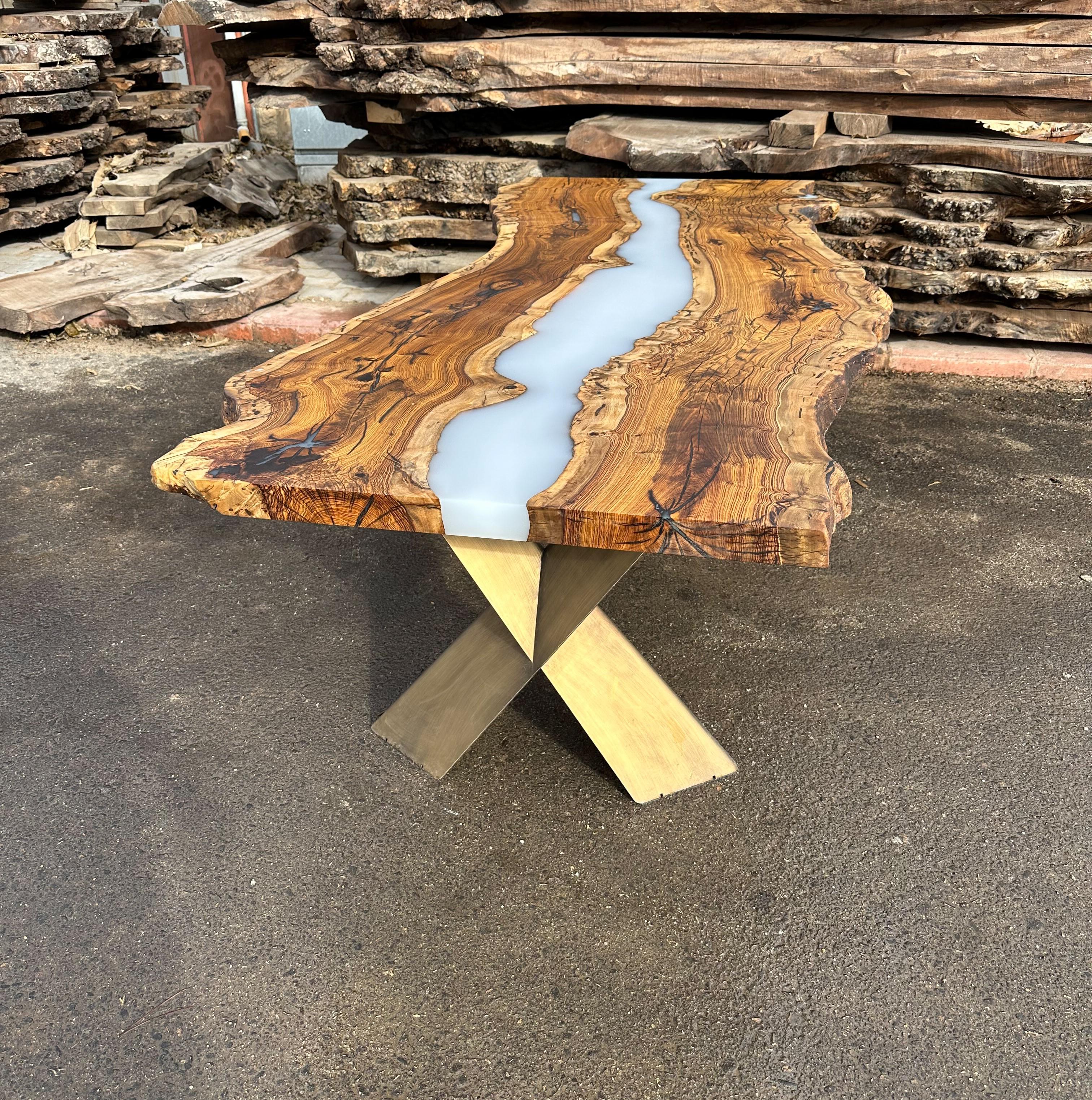 Live Edge Hackberry Wood Epoxy Resin River Dining Table In New Condition For Sale In İnegöl, TR