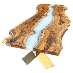 Mesa de comedor de río de madera de arce con canto vivo y resina epoxi
