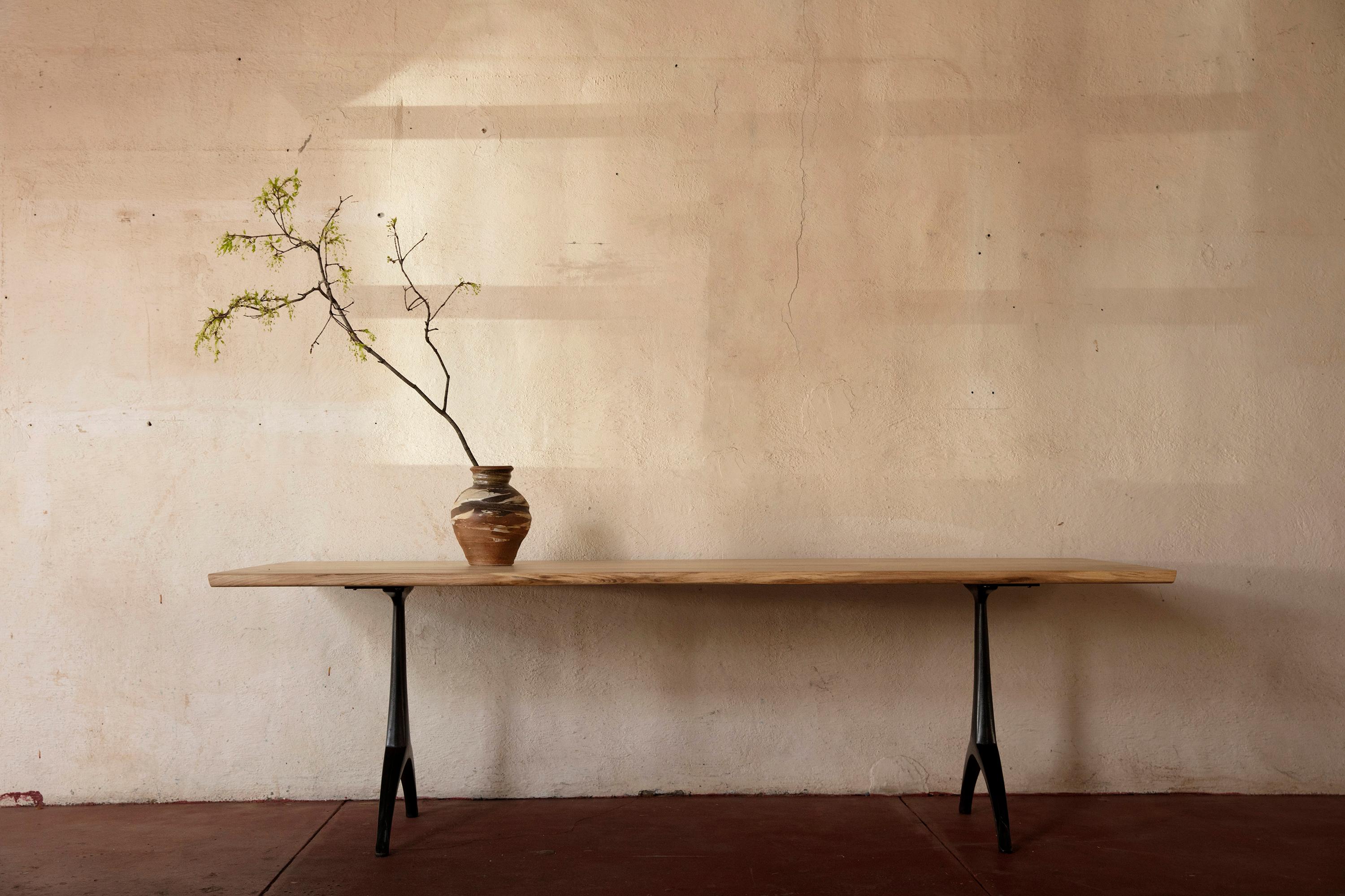 Live Edge Light Blond Brown Dining Table on Cast Iron Black Patina Wishbone Base In New Condition For Sale In Birmingham, AL