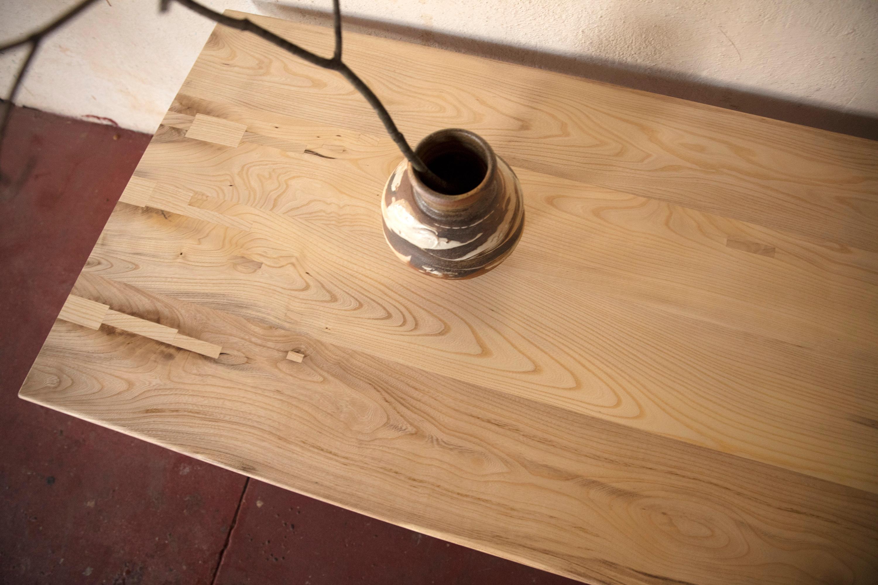 XXIe siècle et contemporain Table de salle à manger Live Edge marron clair et blond sur socle en fonte patinée noire à chevrons en vente