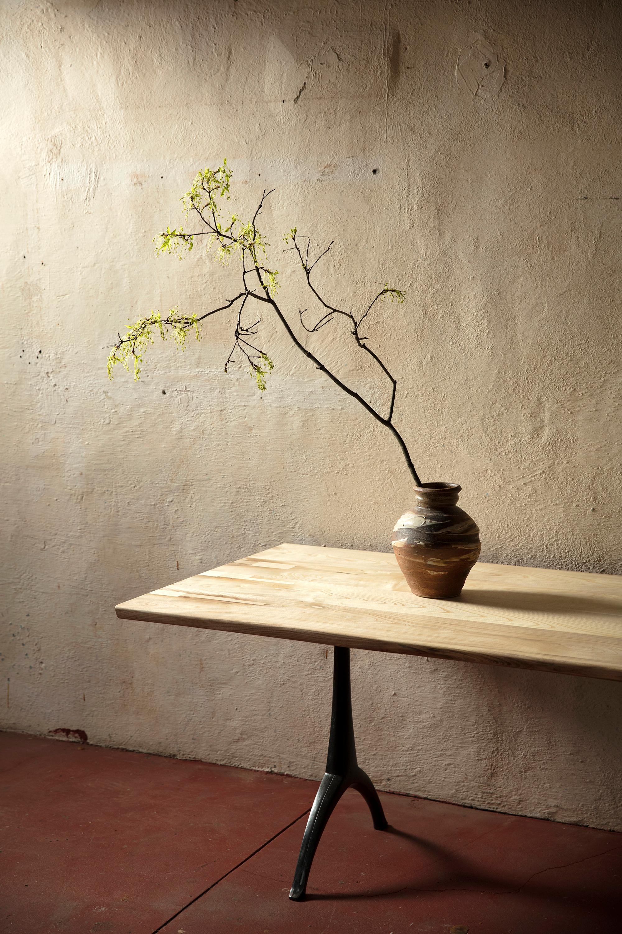 Live Edge Light Blond Brown Dining Table on Cast Iron Black Patina Wishbone Base For Sale 2