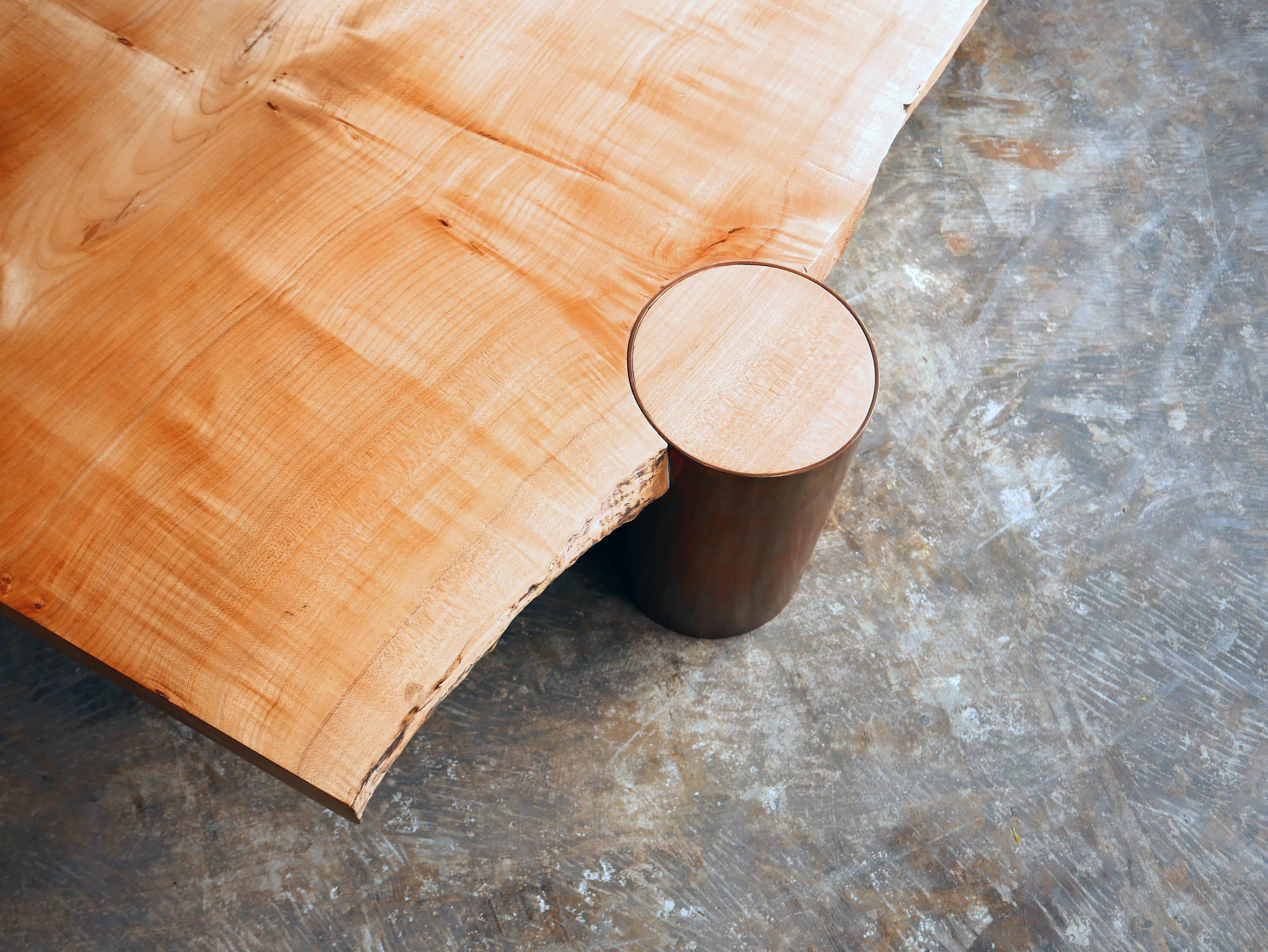 Table basse en érable et cuivre vieilli Bon état - En vente à Vancouver, BC