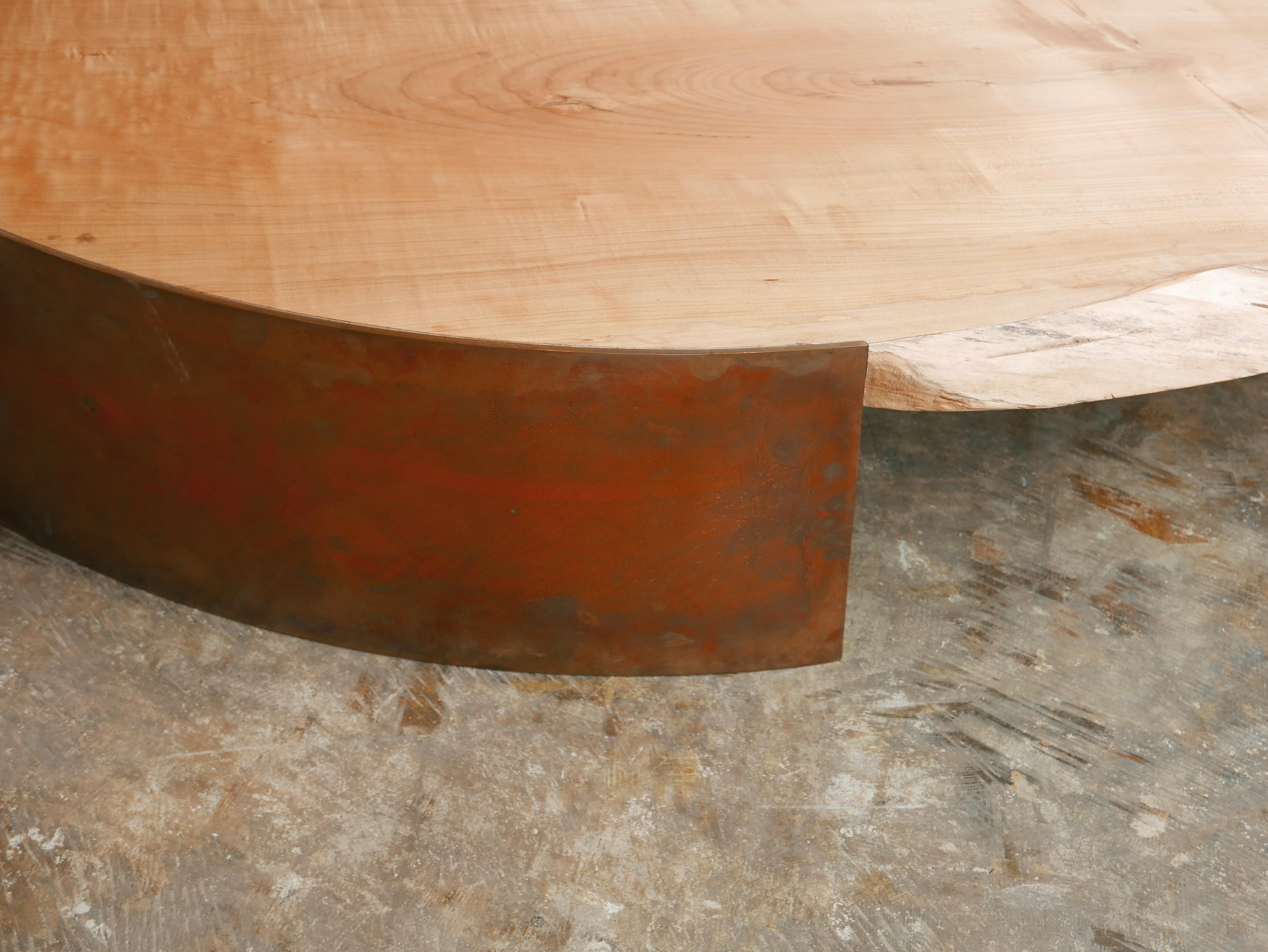XXIe siècle et contemporain Table basse en érable et cuivre vieilli en vente