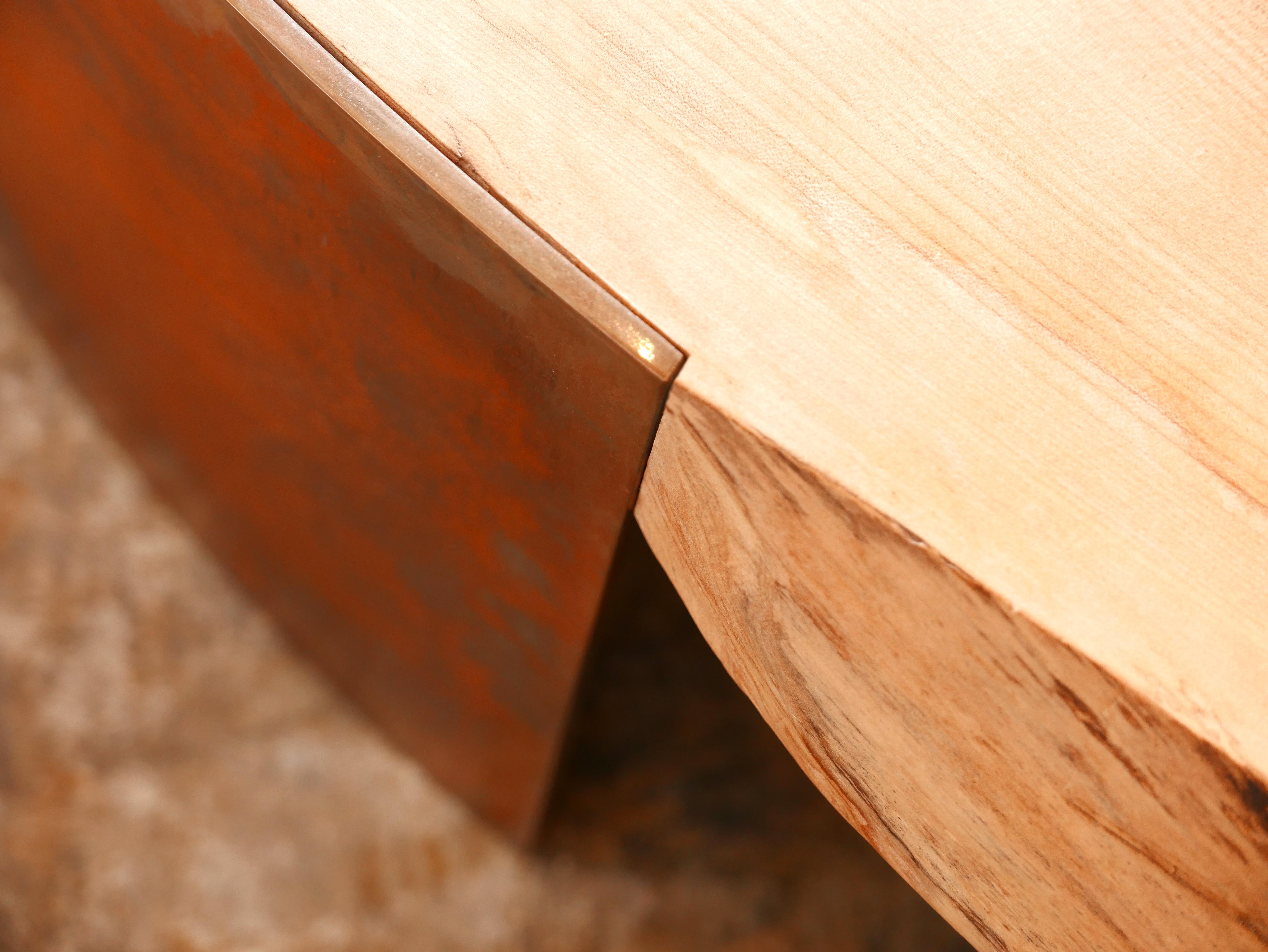 Cuivre Table basse en érable et cuivre vieilli en vente
