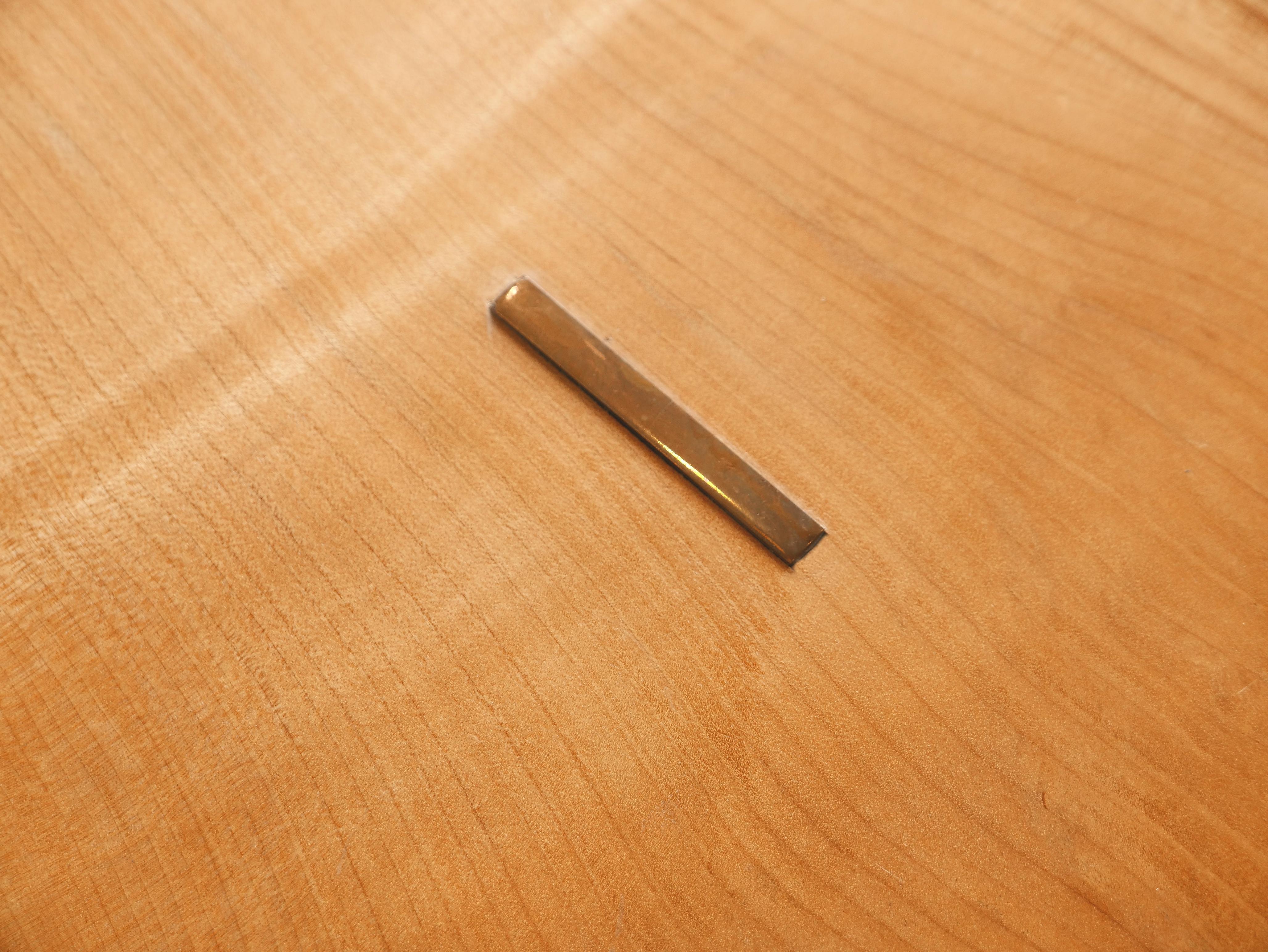 Table basse en érable et cuivre vieilli en vente 2