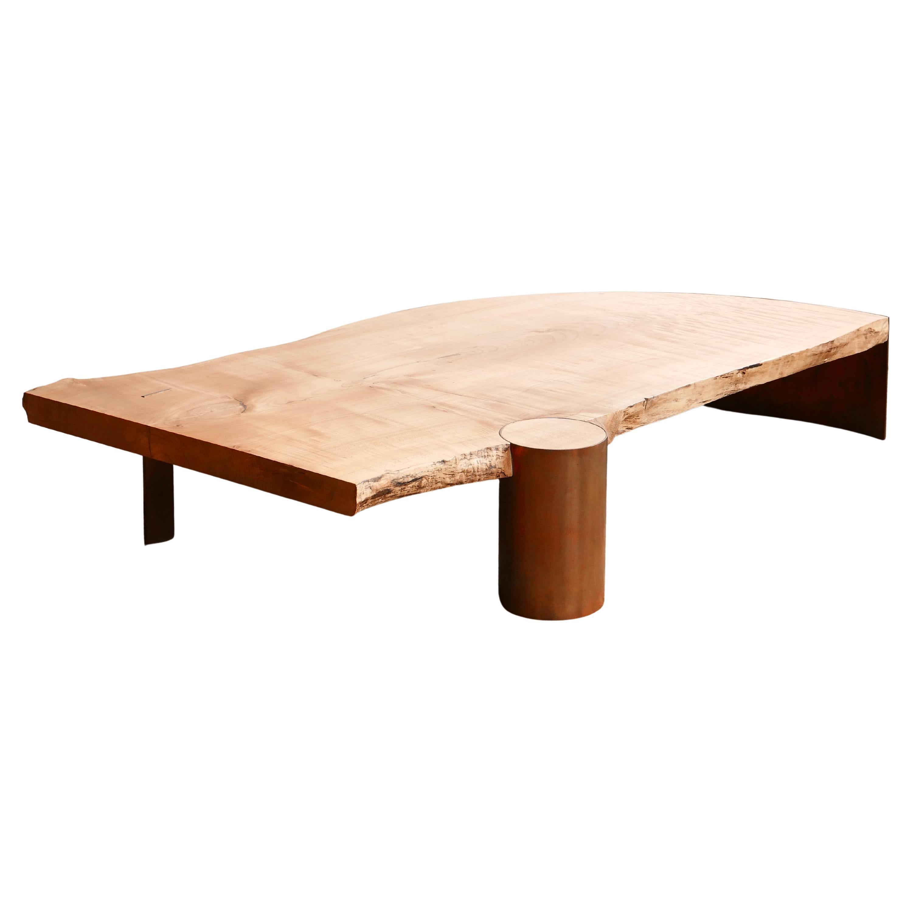 Table basse en érable et cuivre vieilli