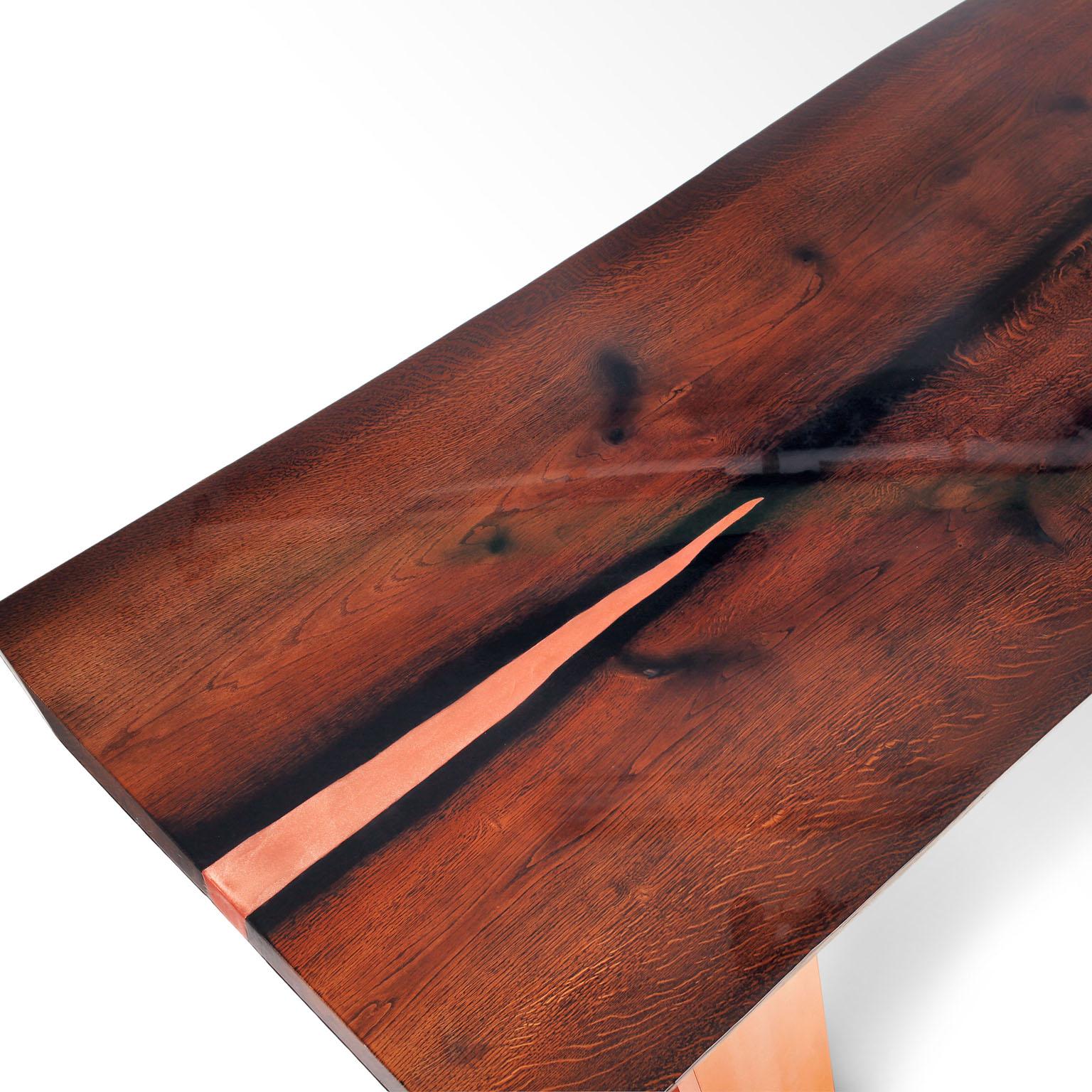 Européen Table de salle à manger moderne classique en bois de chêne à bord vif et cuivre, finition laquée en vente