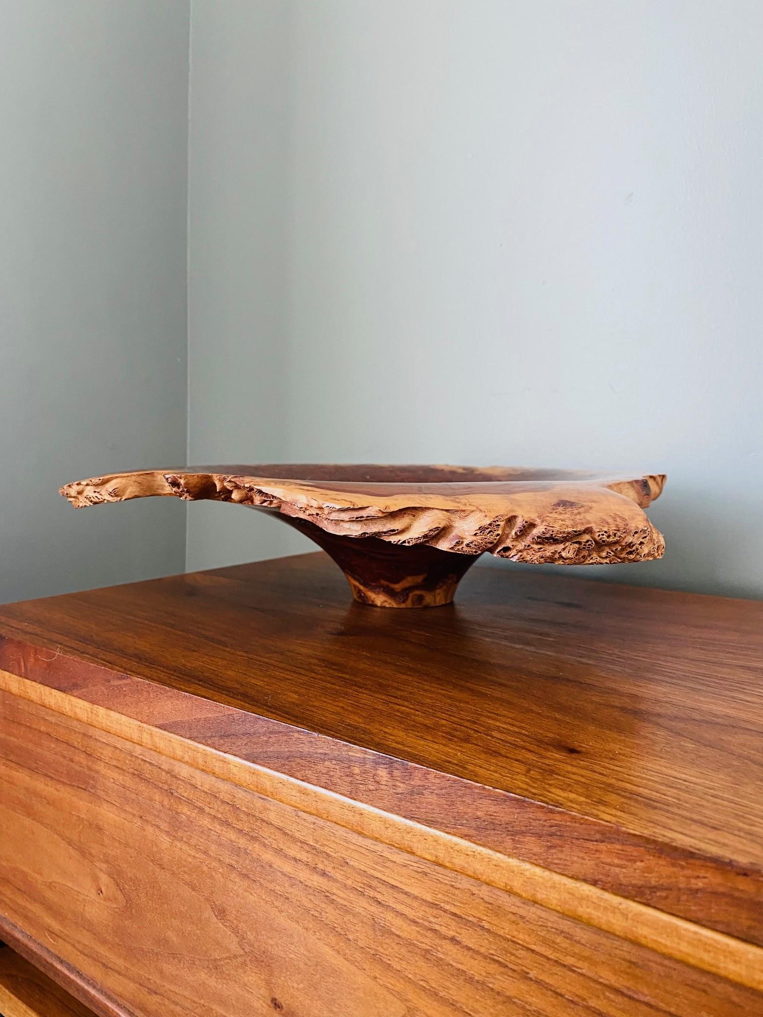 Bol sculptural en ronce de bois organique et moderne à bord vif en vente 1