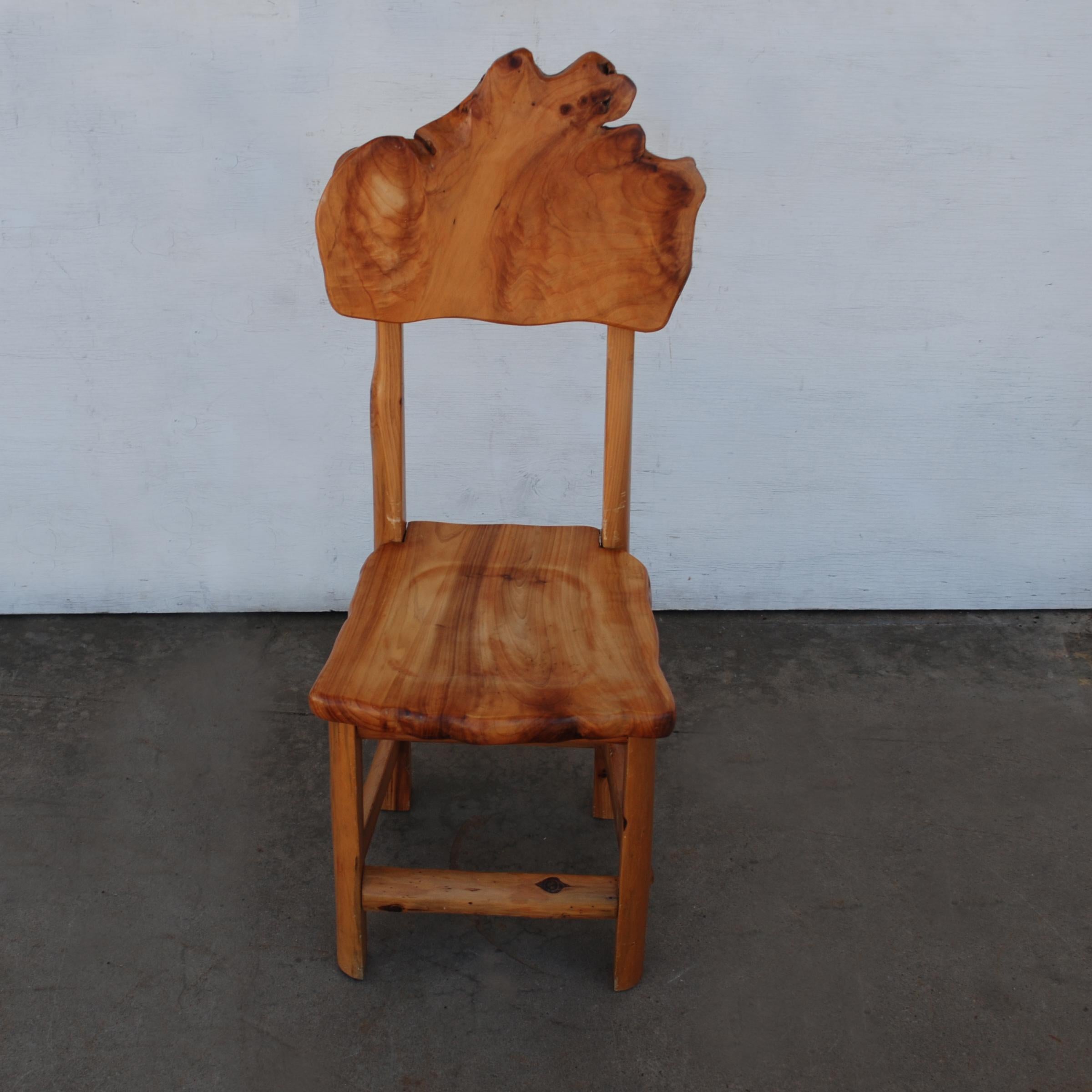 Organique Chaise d'appoint en bois organique de forme libre à bord vif, en bois rouge en vente