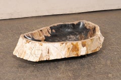 Lavabo in legno pietrificato con bordi naturali, forma oblunga