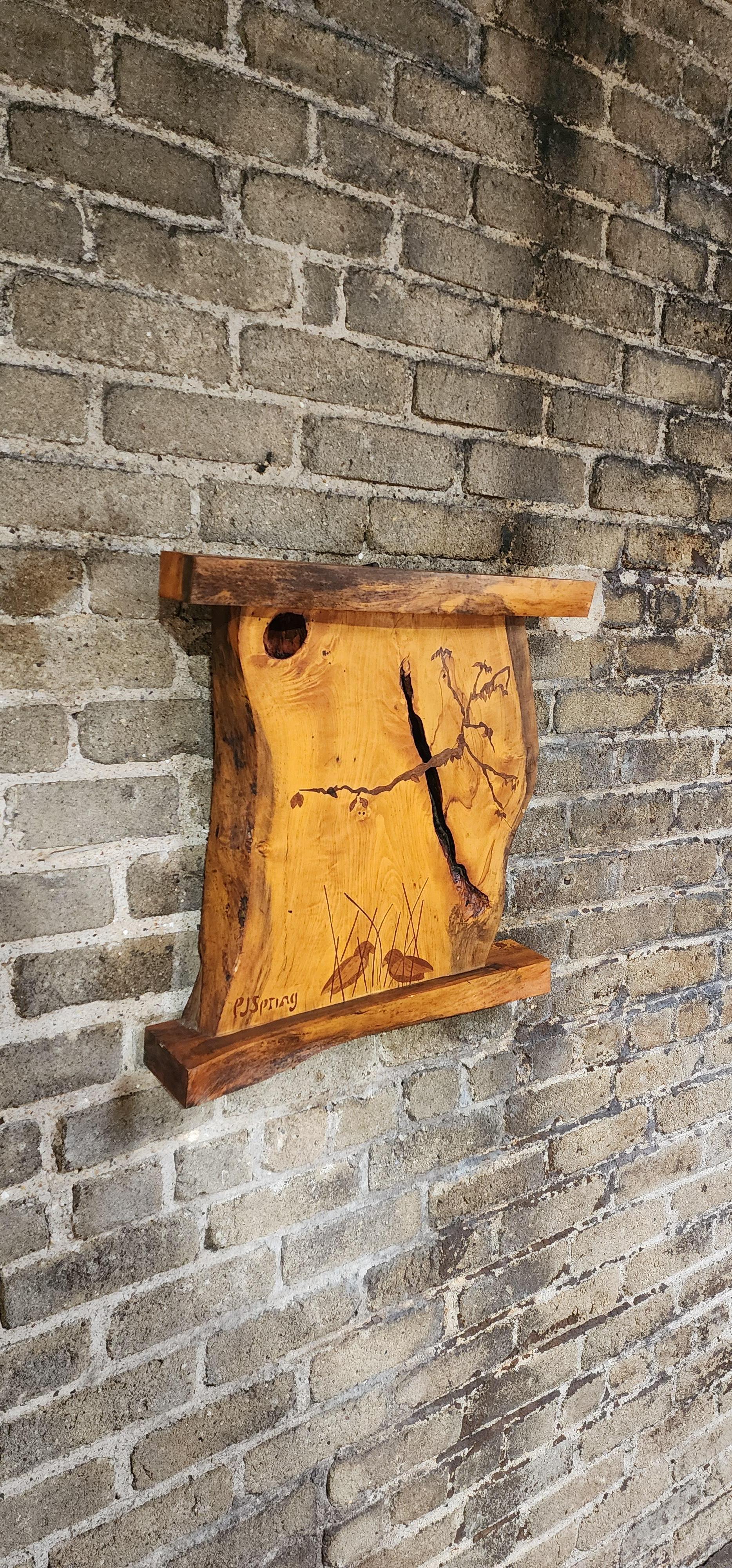 Diese auffällige, einzigartige Wandskulptur des Ätikers PJ Spring verbindet natürliche, rustikale Schönheit mit raffinierter Handwerkskunst. Das Werk besteht aus einer Platte aus gespaltenem Ahornholz mit scharfer Kante, die sowohl als Leinwand als