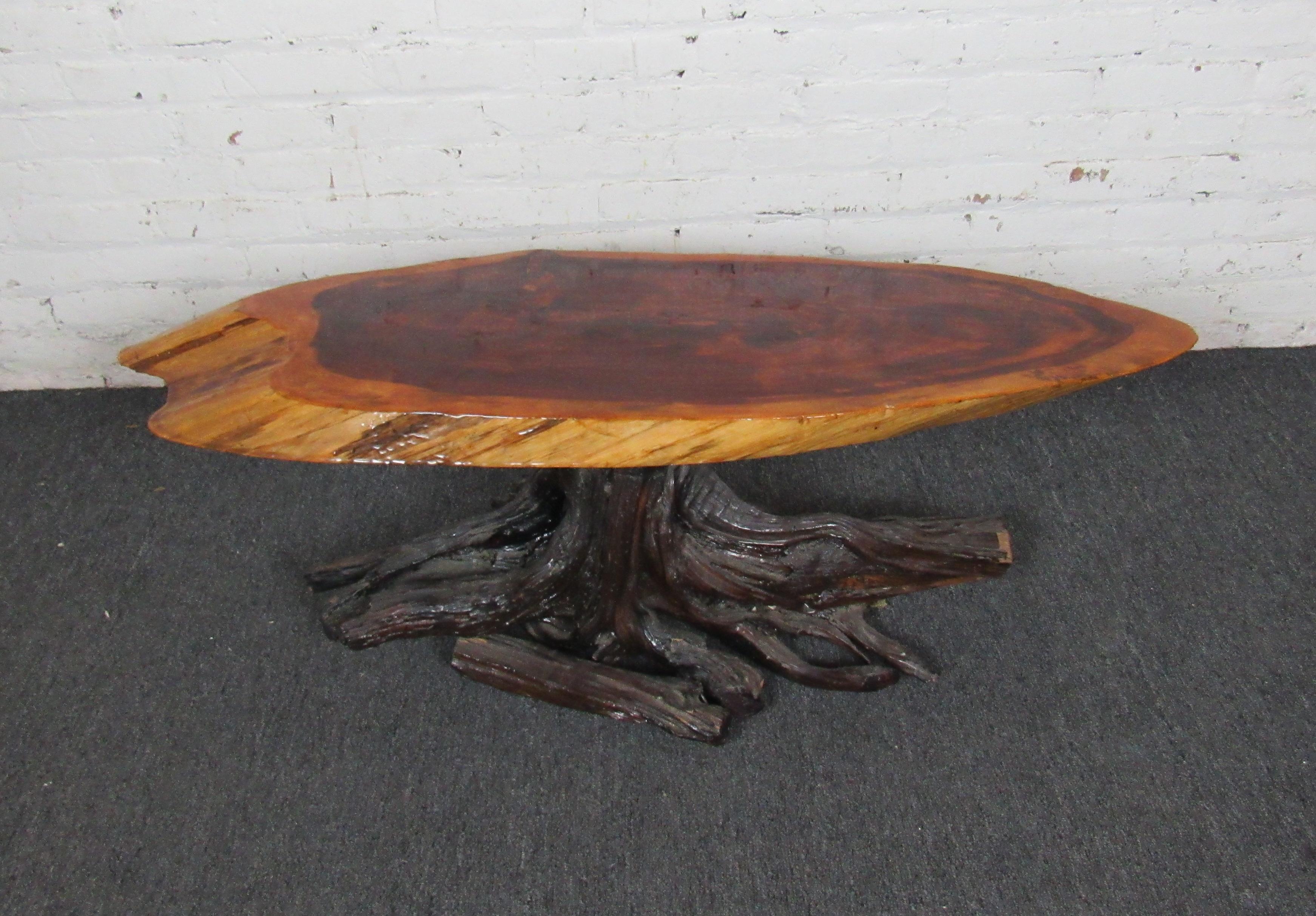 Cette table d'appoint unique présente une surface ronde en forme d'arbre à bord vif, soutenue par une base en forme de racine d'arbre. Parfait pour apporter un petit morceau de nature dans n'importe quelle maison, bureau ou espace. Veuillez