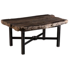 Einreihiger Tisch aus versteinertem Holz mit natürlicher Kante und Sockel