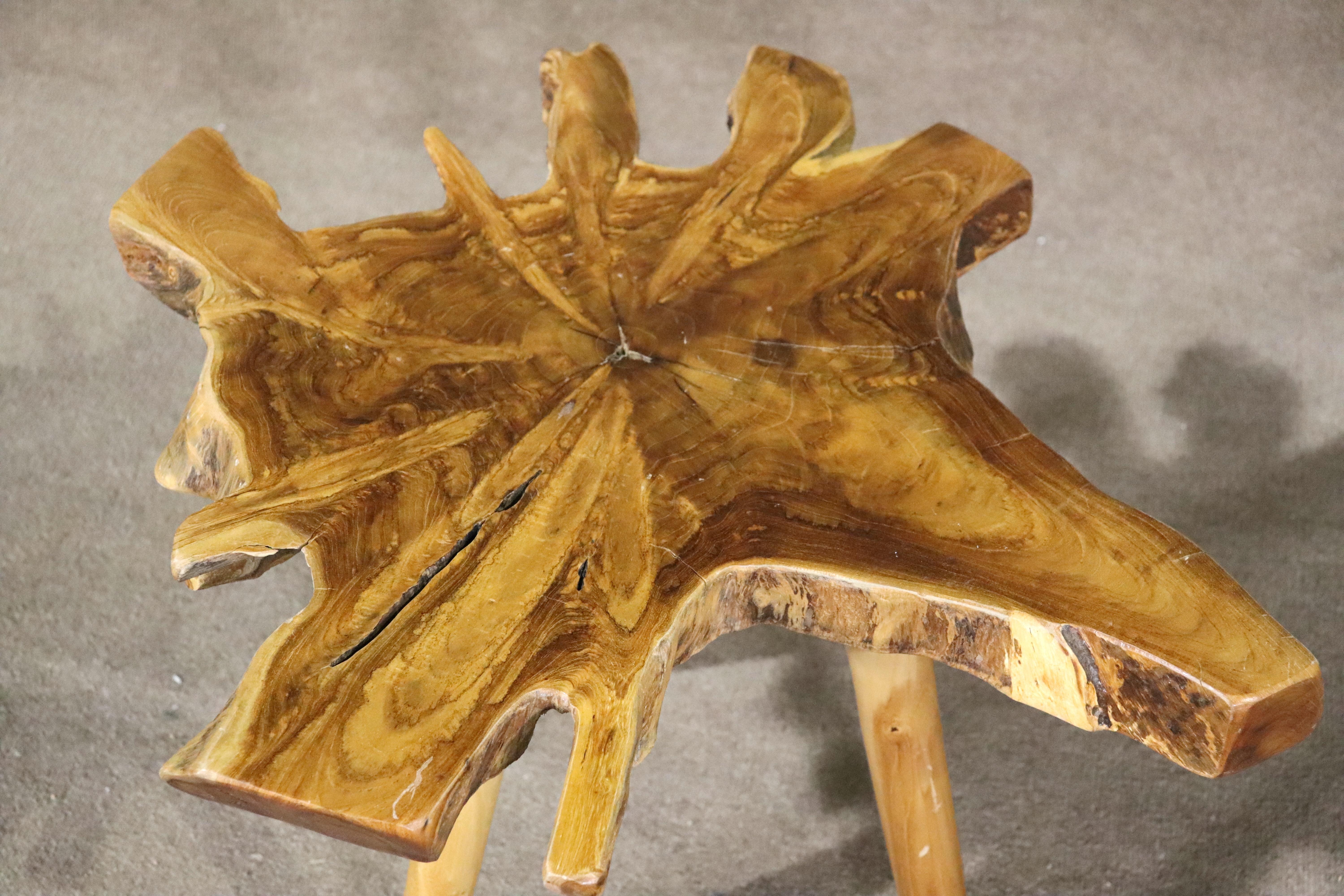 Dieser rustikale Tisch besteht aus einer einzigartigen Platte aus wiederverwertetem Holz mit einer wunderschönen lebendigen Kante, die auf drei konischen Holzbeinen steht.
Bitte bestätigen Sie den Standort NY oder NJ