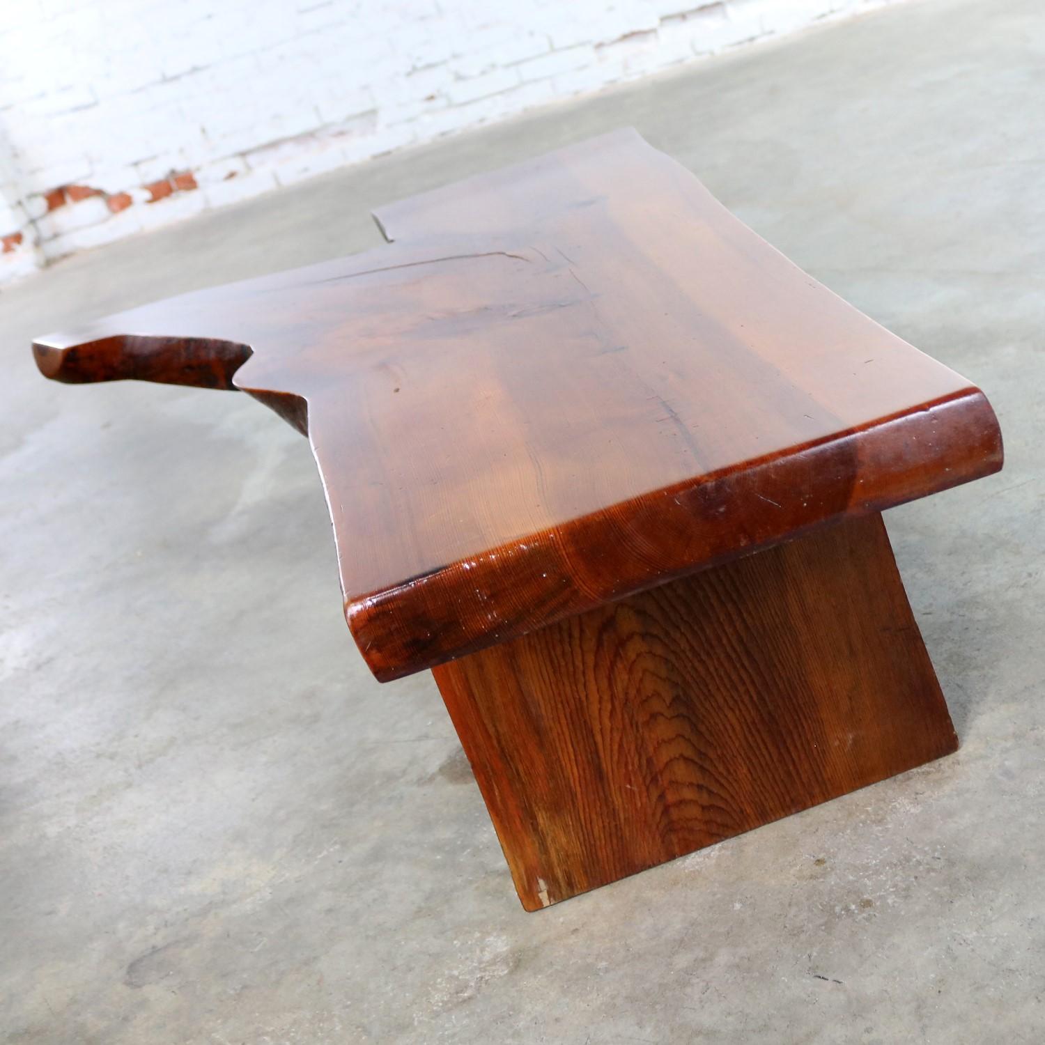 Table basse ou banc en dalles de bois massif à bord vif dans le style de George Nakashima Bon état - En vente à Topeka, KS