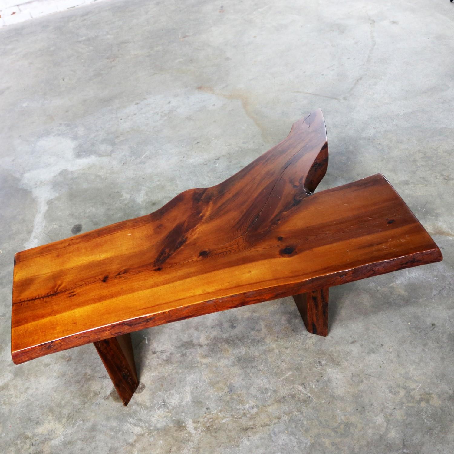 20ième siècle Table basse ou banc en dalles de bois massif à bord vif dans le style de George Nakashima en vente