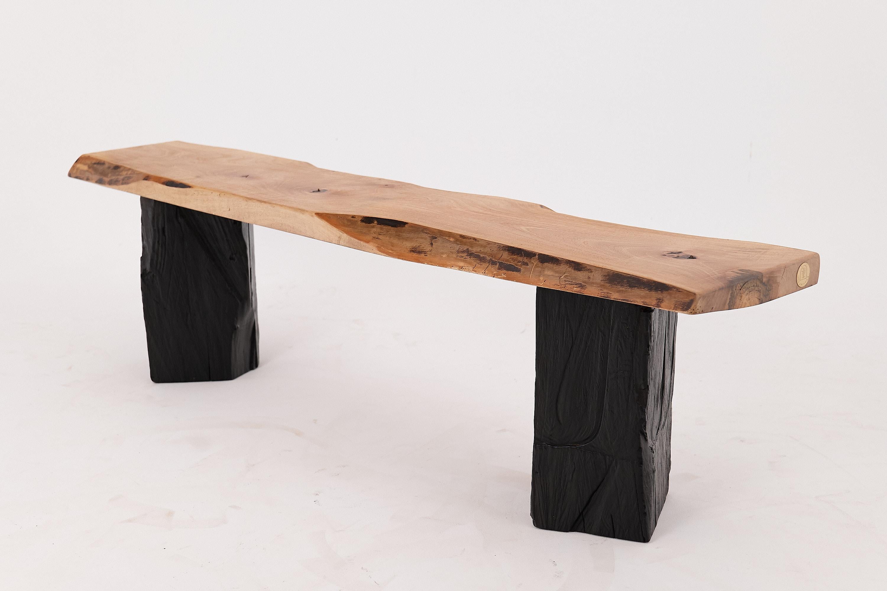 Sitzbank aus Massivholz mit verkohlten Beinen, organisch modern von Logniture im Angebot 2