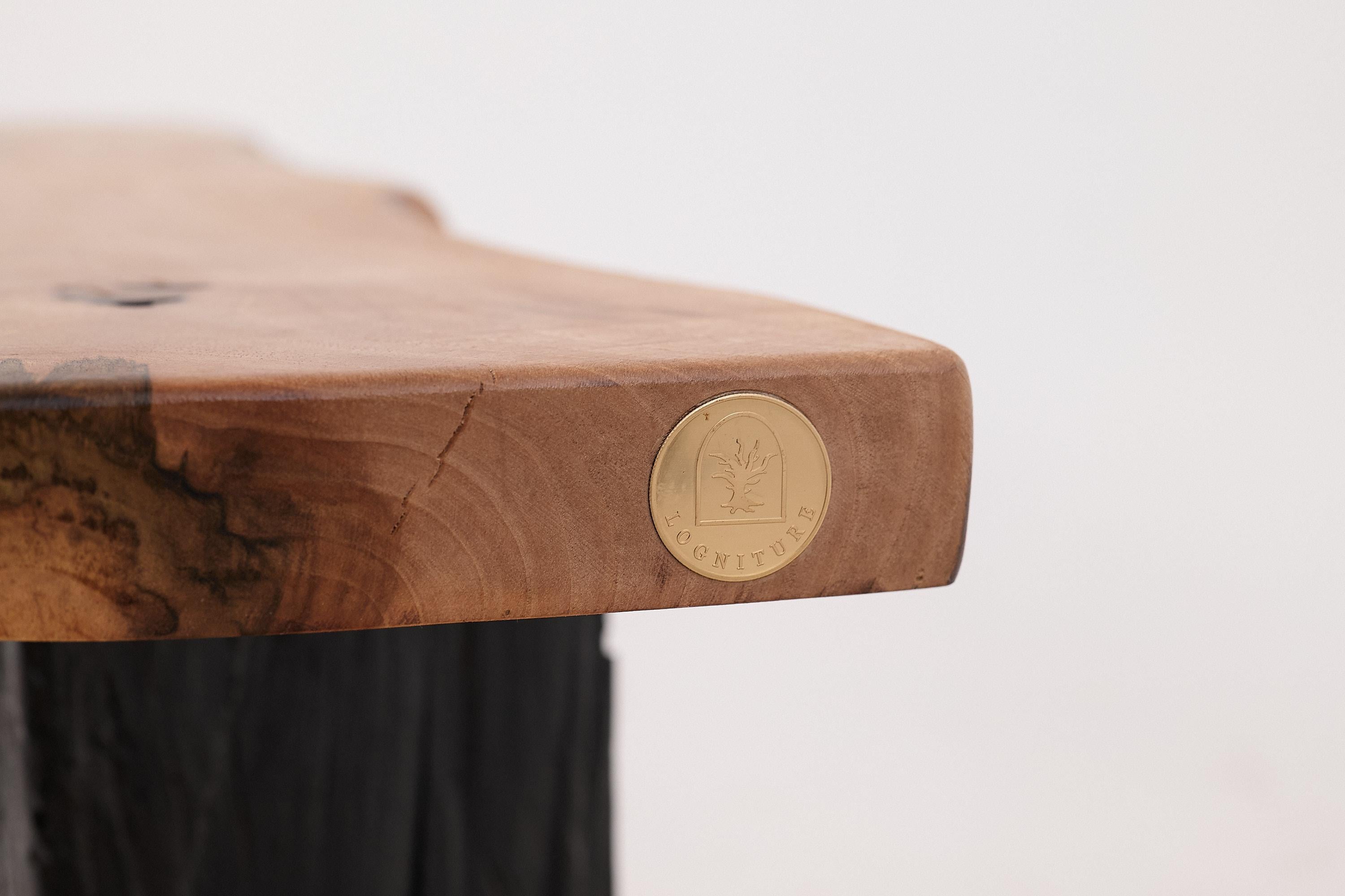 Sitzbank aus Massivholz mit verkohlten Beinen, organisch modern von Logniture im Angebot 3