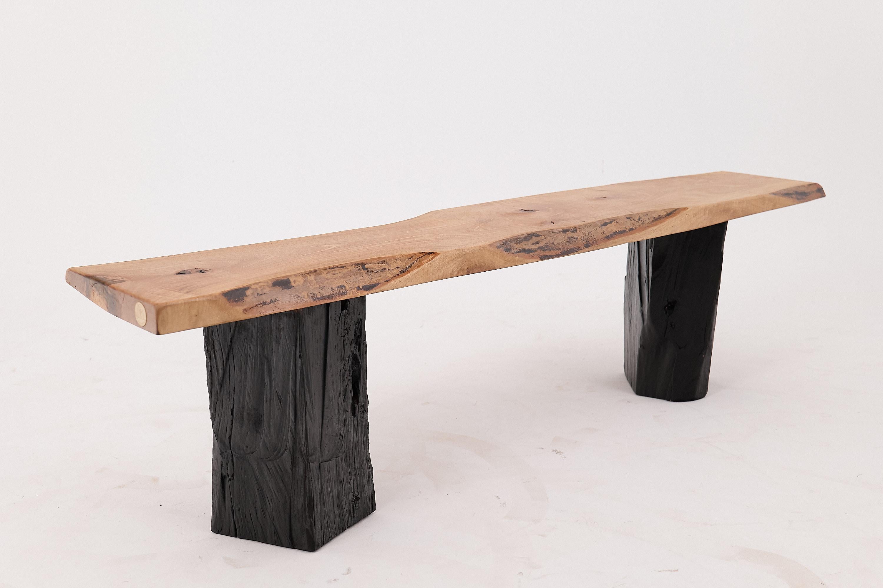 Sitzbank aus Massivholz mit verkohlten Beinen, organisch modern von Logniture im Angebot 4