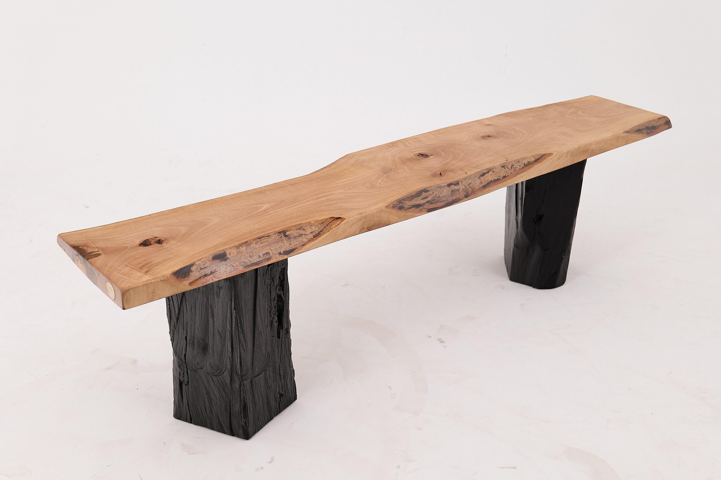 Sitzbank aus Massivholz mit verkohlten Beinen, organisch modern von Logniture im Angebot 5