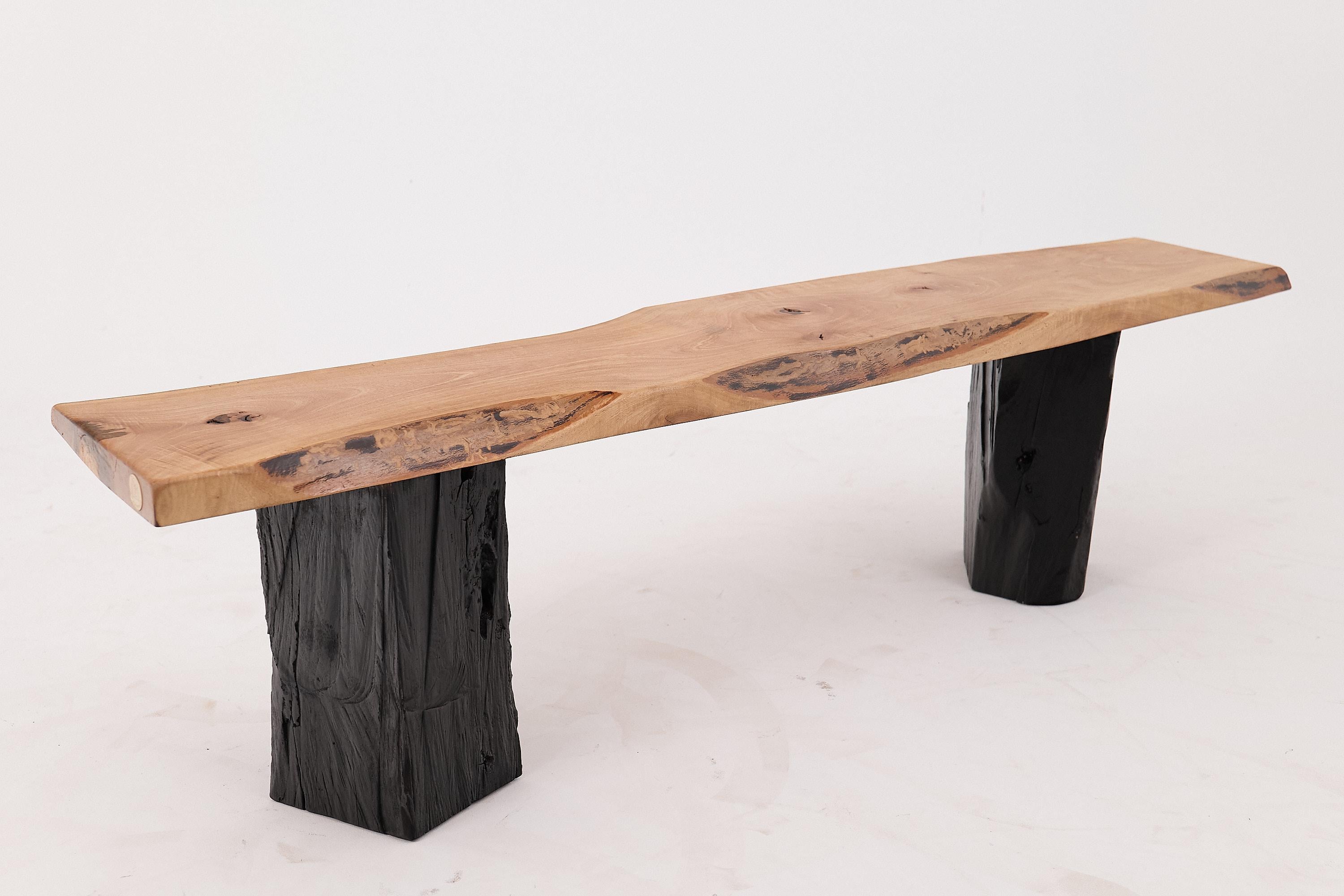 Sitzbank aus Massivholz mit verkohlten Beinen, organisch modern von Logniture im Angebot 6