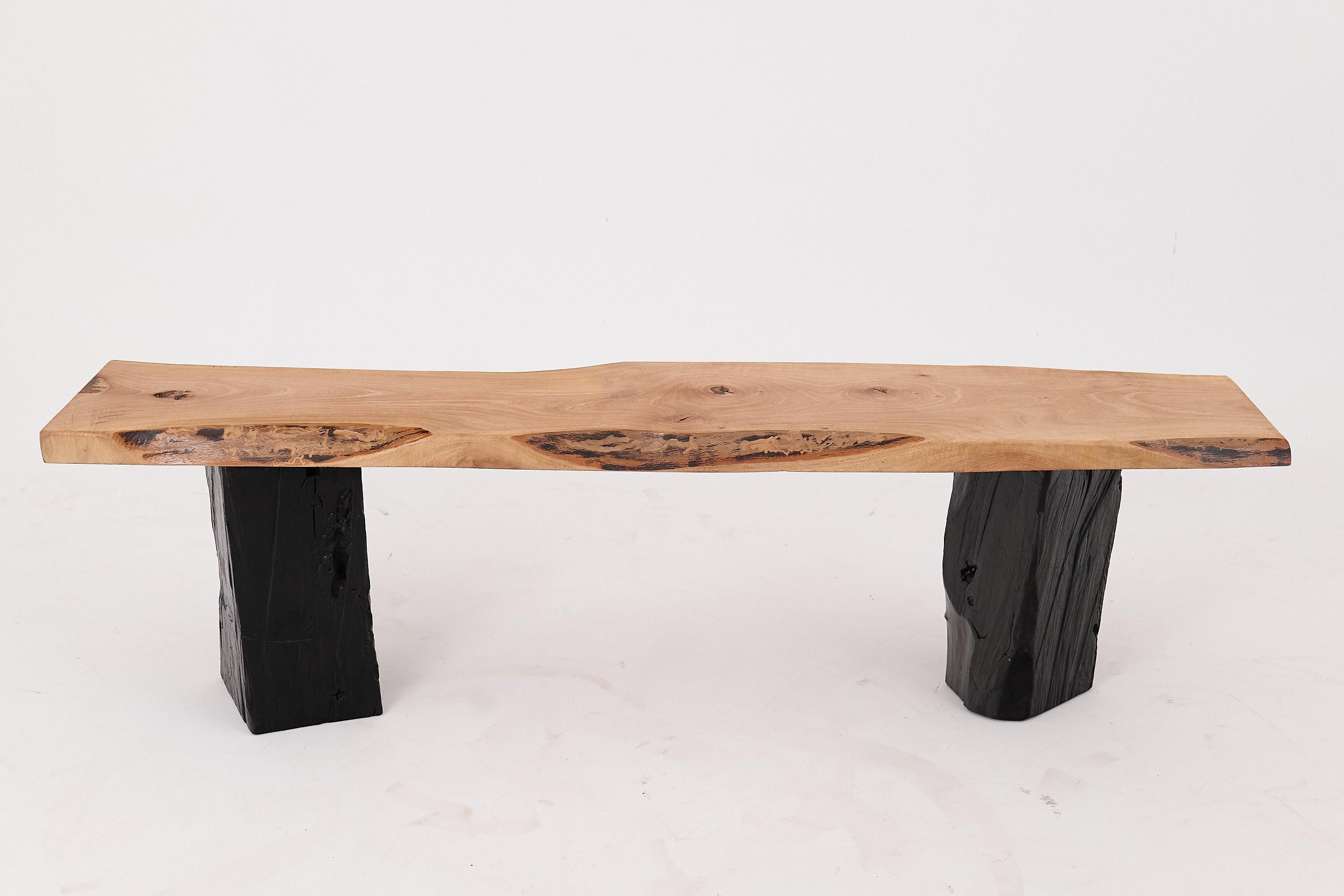 Sitzbank aus Massivholz mit verkohlten Beinen, organisch modern von Logniture im Angebot 7
