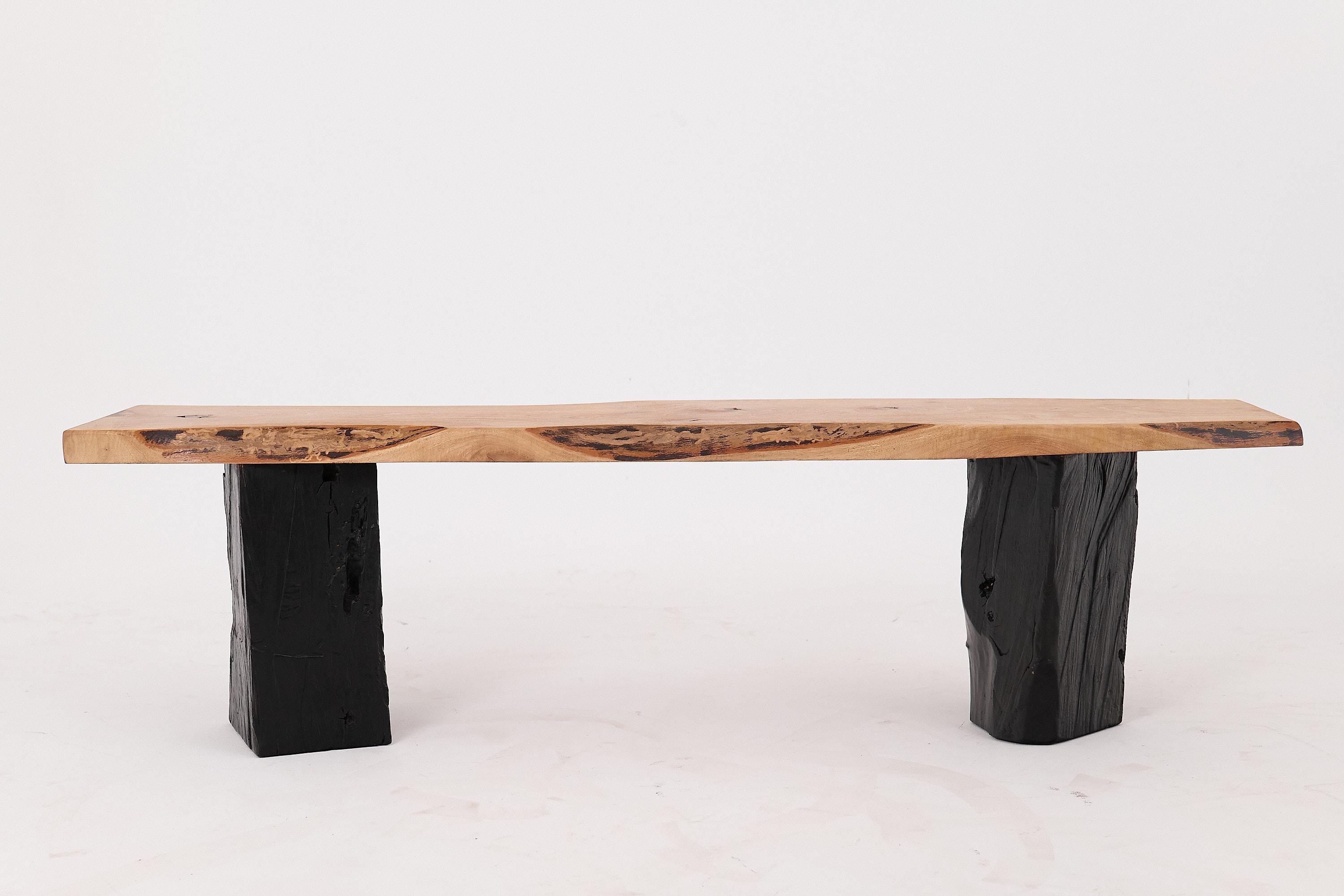 Sitzbank aus Massivholz mit verkohlten Beinen, organisch modern von Logniture im Angebot 8