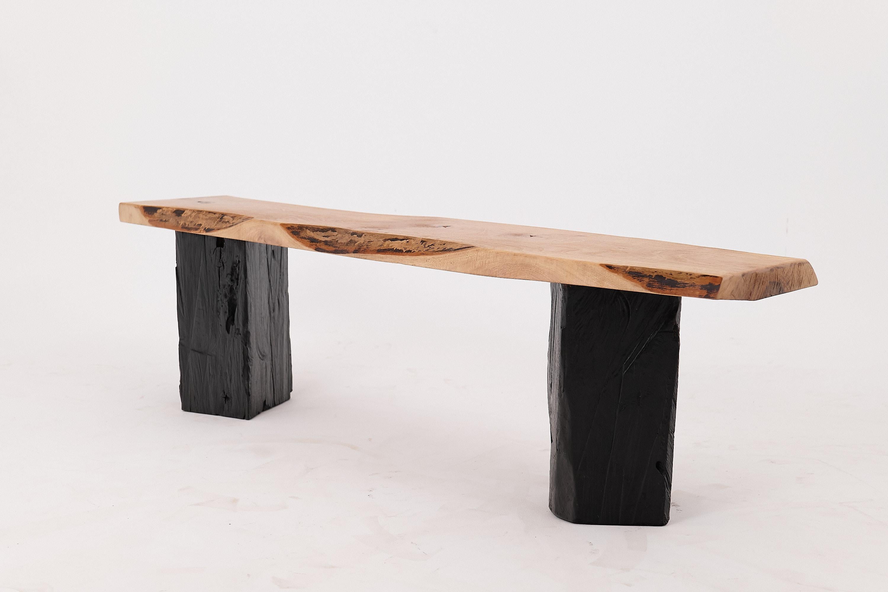 Sitzbank aus Massivholz mit verkohlten Beinen, organisch modern von Logniture im Angebot 10