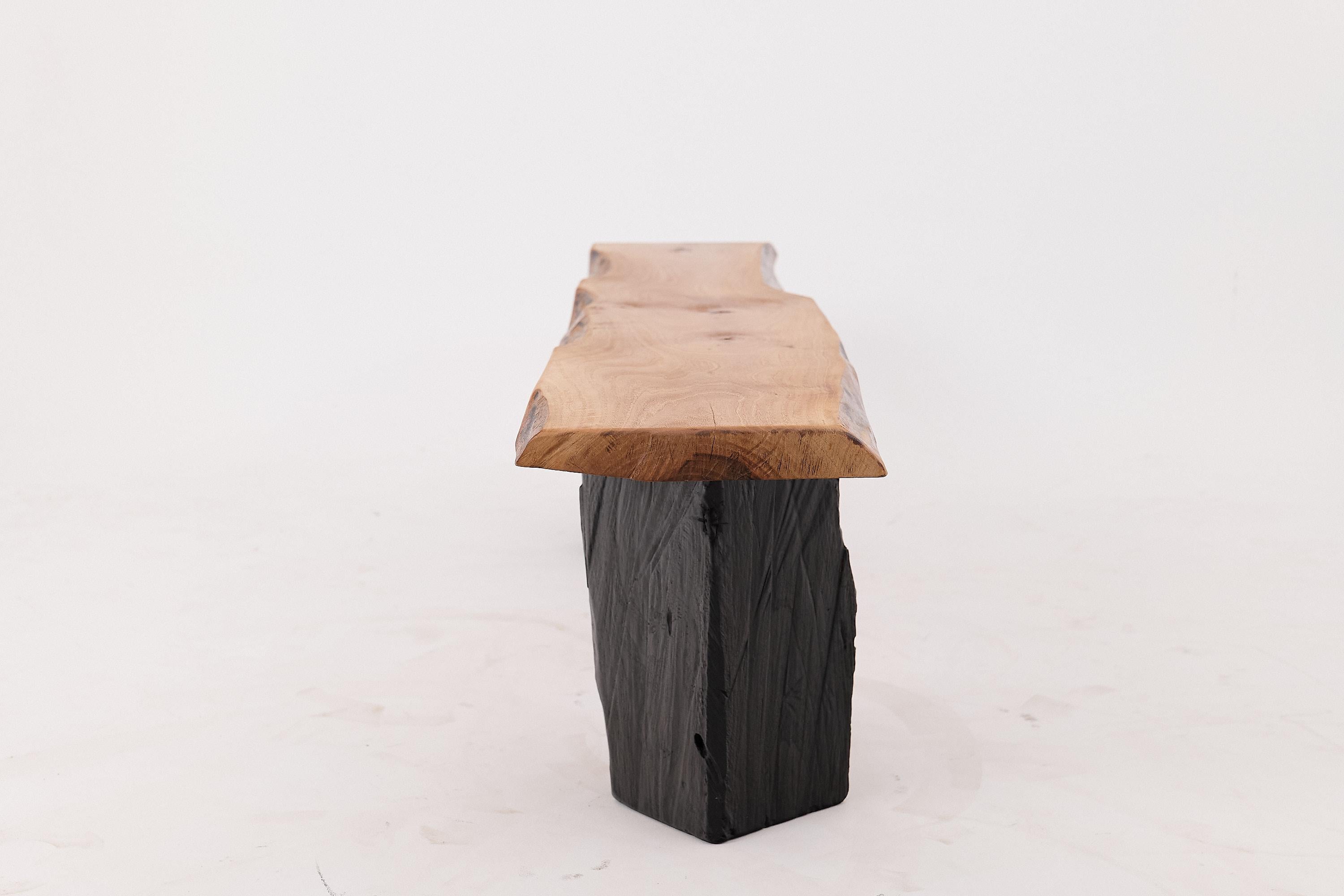 Sitzbank aus Massivholz mit verkohlten Beinen, organisch modern von Logniture (Organische Moderne) im Angebot