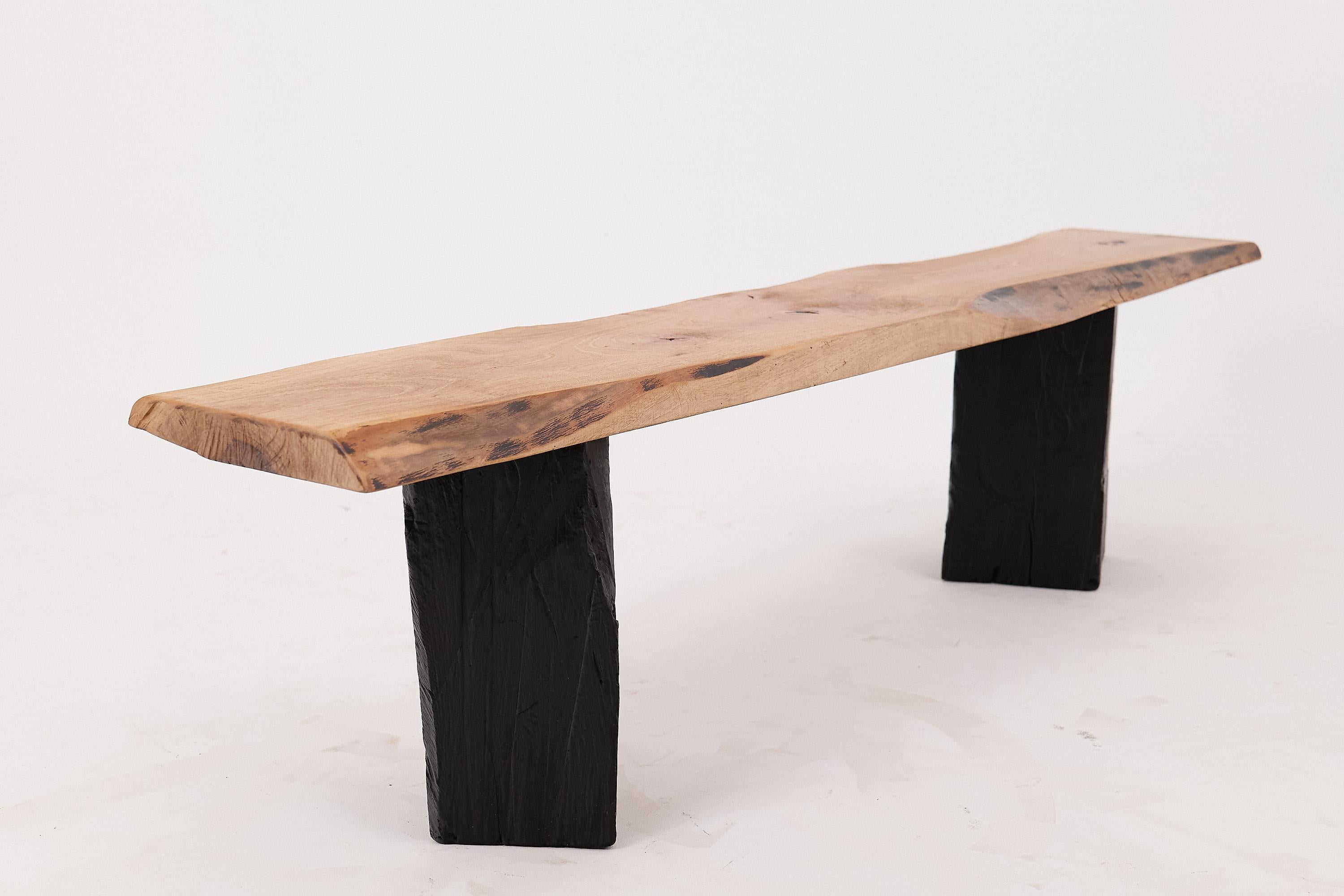 Sitzbank aus Massivholz mit verkohlten Beinen, organisch modern von Logniture (Kroatisch) im Angebot