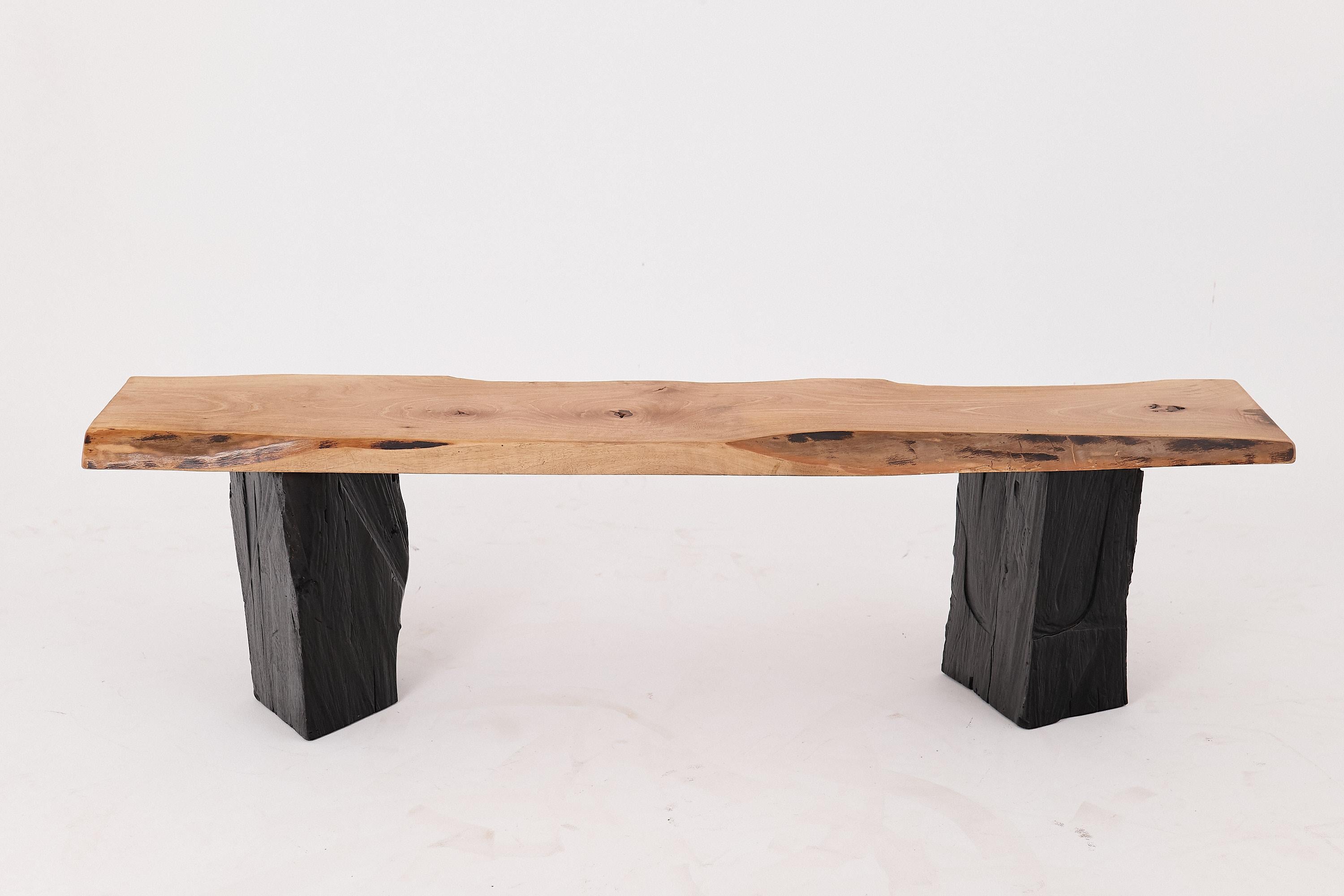 Sitzbank aus Massivholz mit verkohlten Beinen, organisch modern von Logniture (21. Jahrhundert und zeitgenössisch) im Angebot